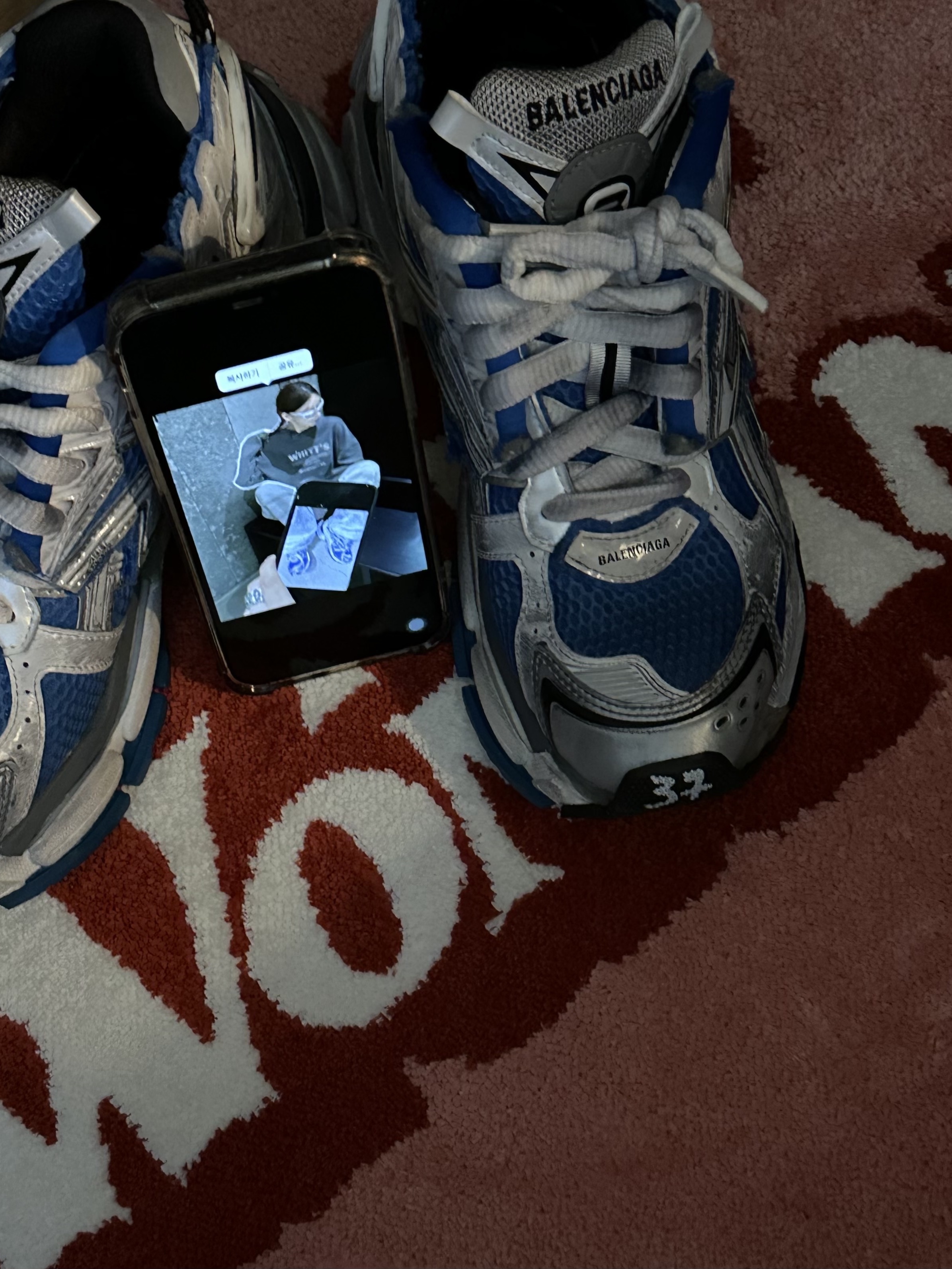 (W) Balenciaga Runner Sneakers Blue White, Balenciaga Runner Sneakers Blue White 착용 스타일 - 4