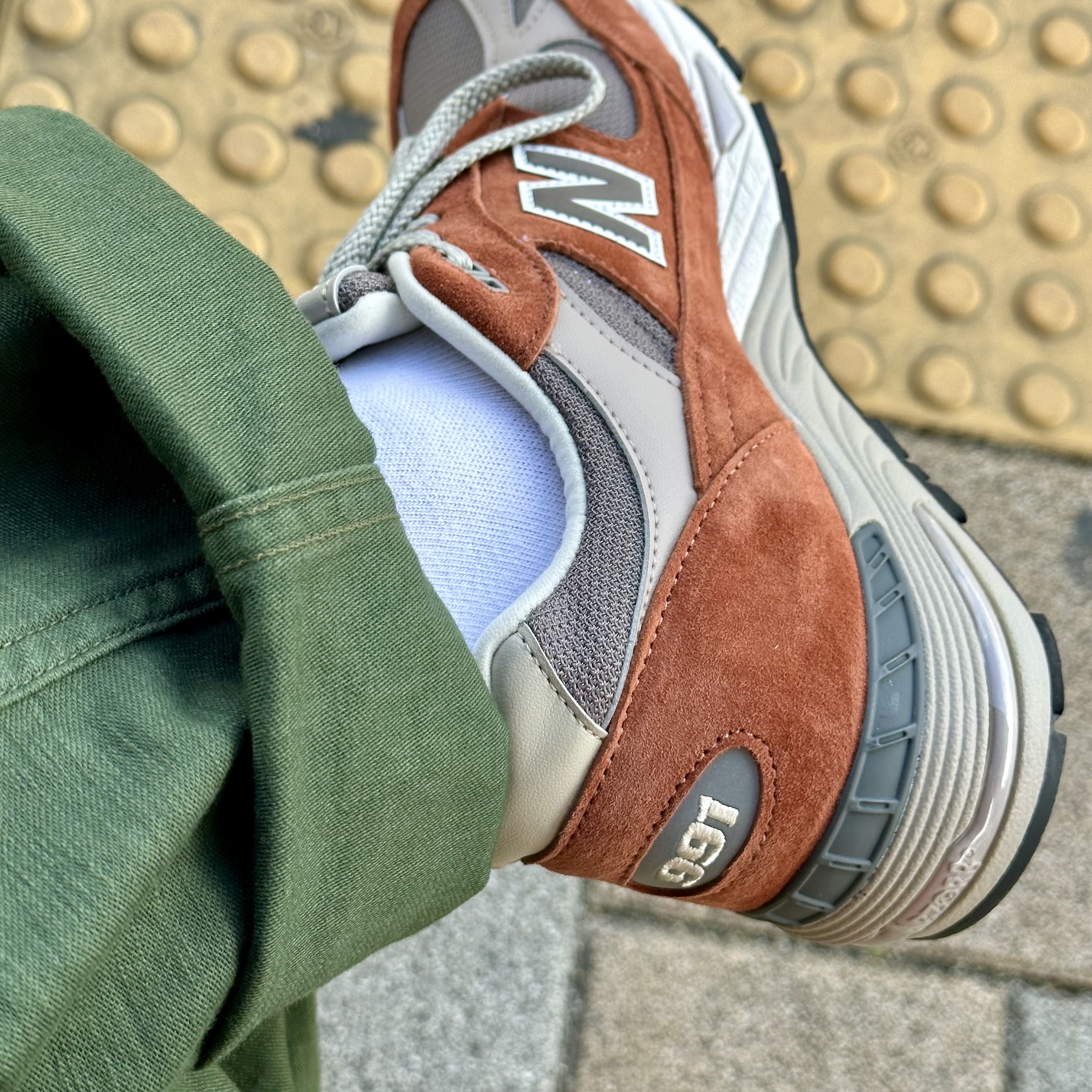 New Balance 991 Made in UK Sequoia Falcon, Orslow 5002 US Army Fatigue Pants Green 착용 스타일 - 2