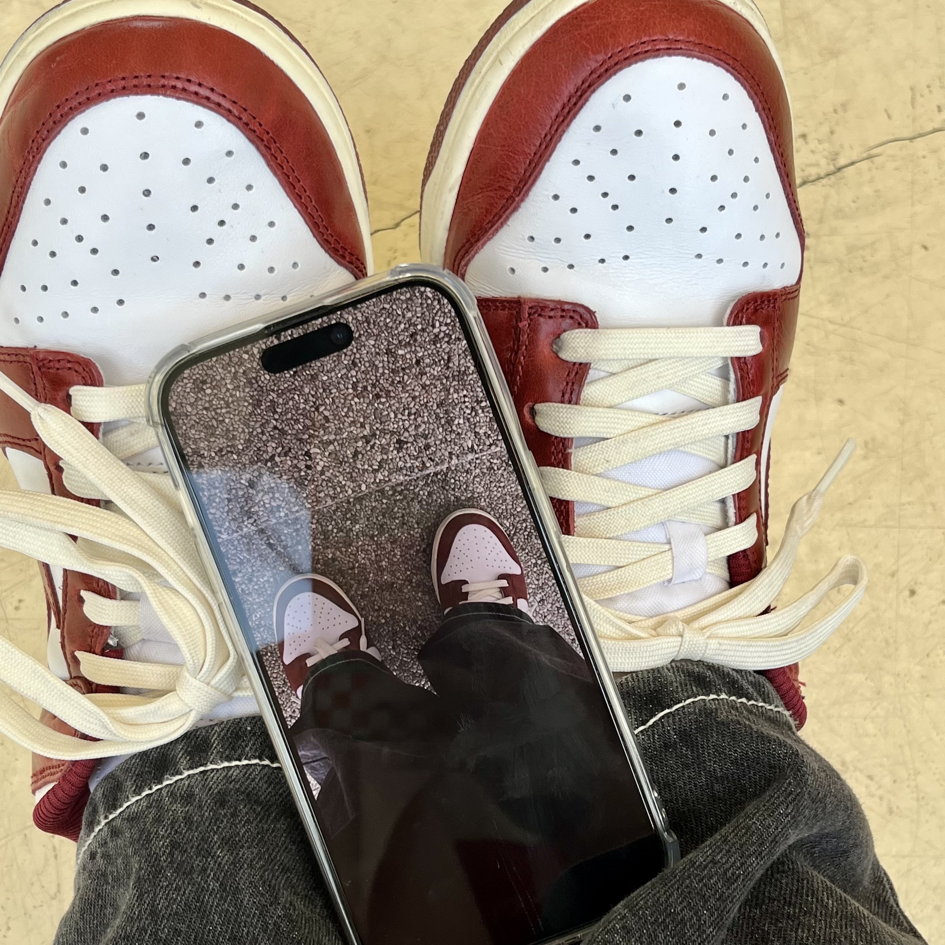 Emis New Logo Corduroy Emis Cap Red, (W) Nike Dunk Low Retro PRM Team Red and White 착용 스타일 - 4