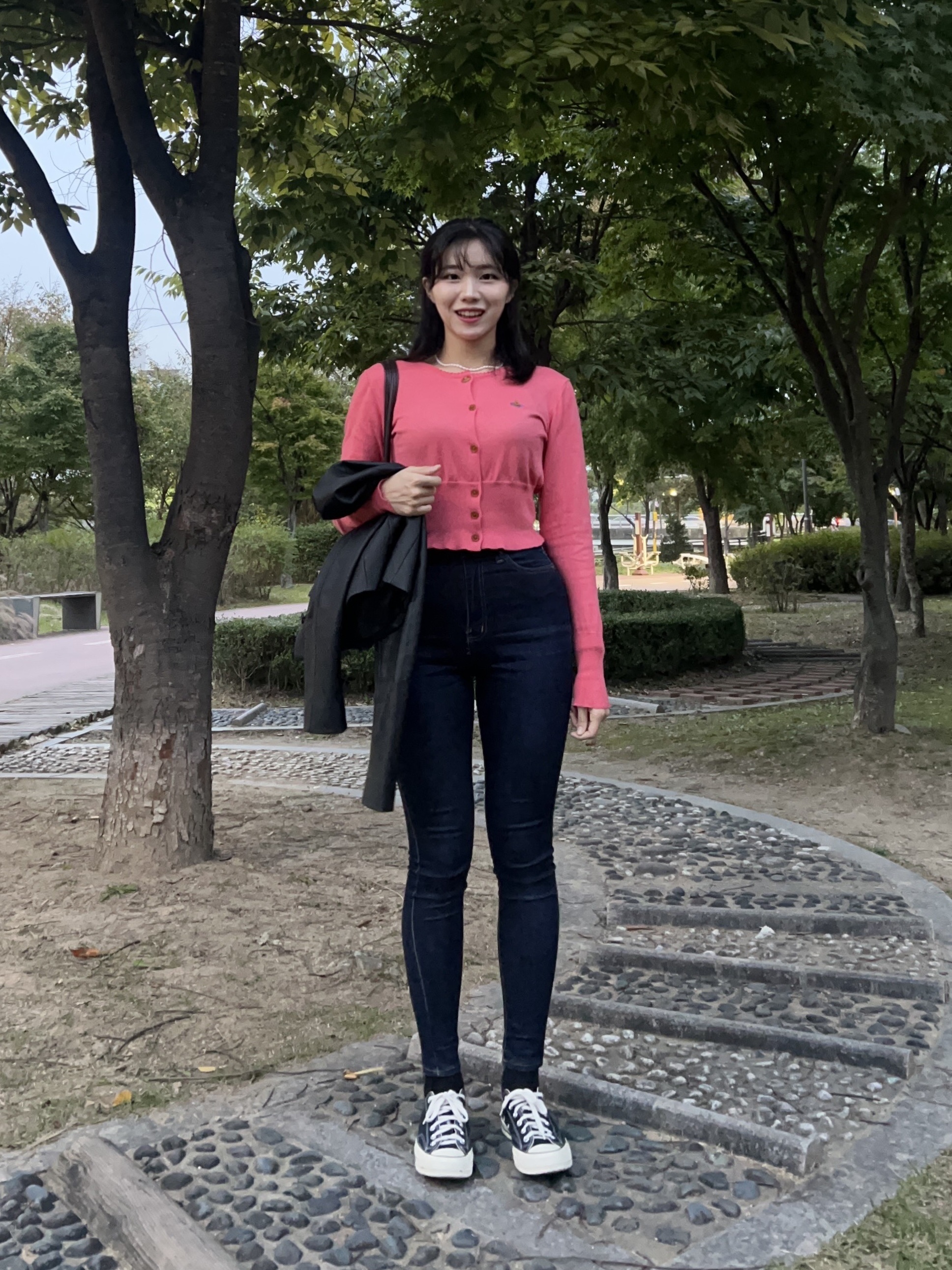 (W) Vivienne Westwood Bea Cropped Cardi Coral, Converse Chuck 70 Ox Black - Standard 착용 스타일 - 2