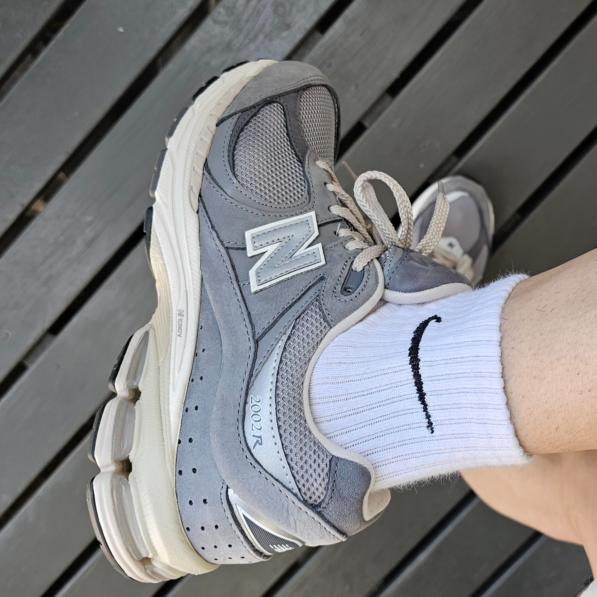 New Balance 2002R Premium Vintage Grey 착용 스타일 - 3
