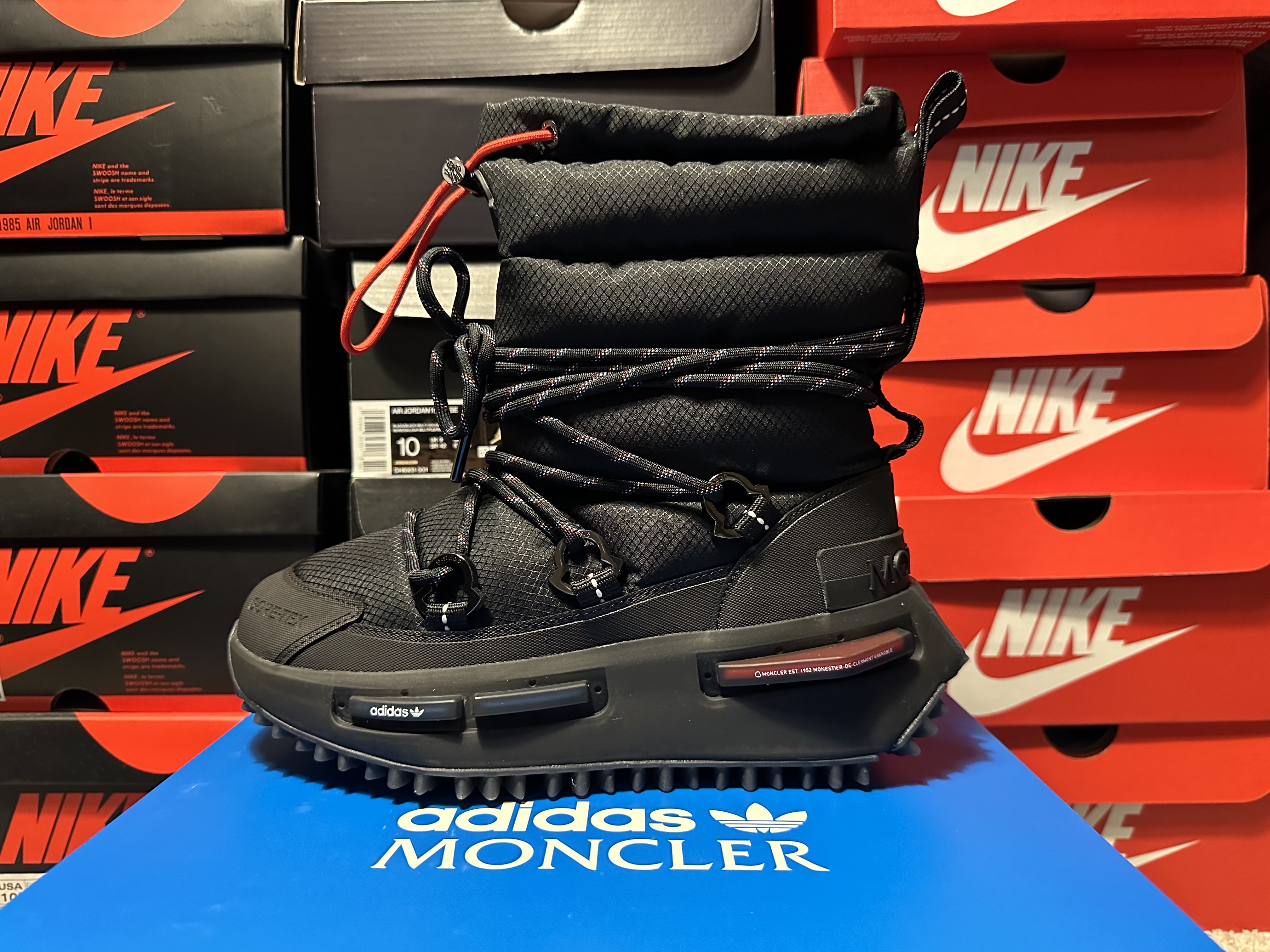 Adidas x Moncler NMD Mid Core Black 착용 스타일 - 3