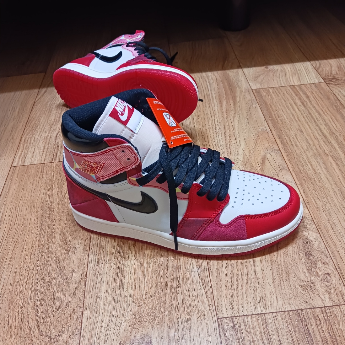 Jordan 1 Retro High Spider-Man Next Chapter, Adidas Yeezy Boost 350 V2 Onyx 착용 스타일 - 1