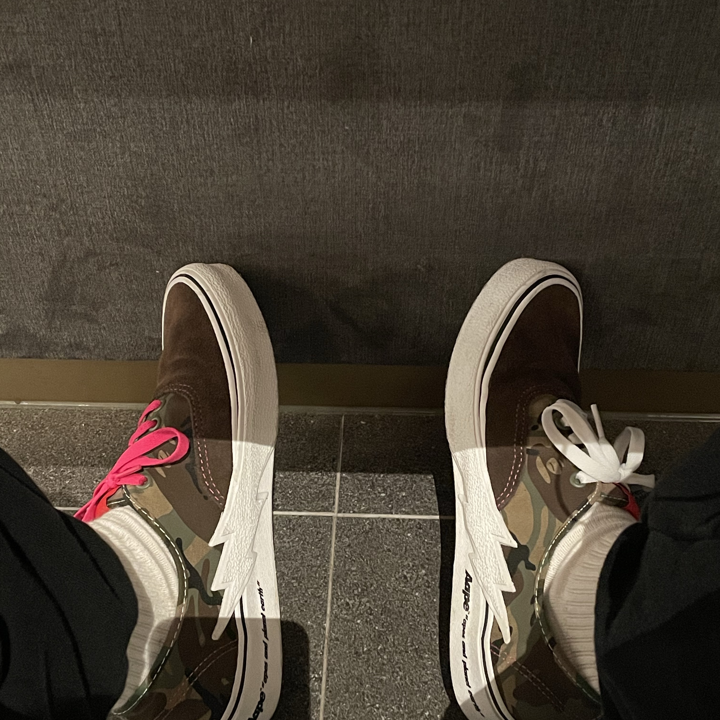 Vans x AAPE Authentic Bolt Khaki 착용 스타일 - 2