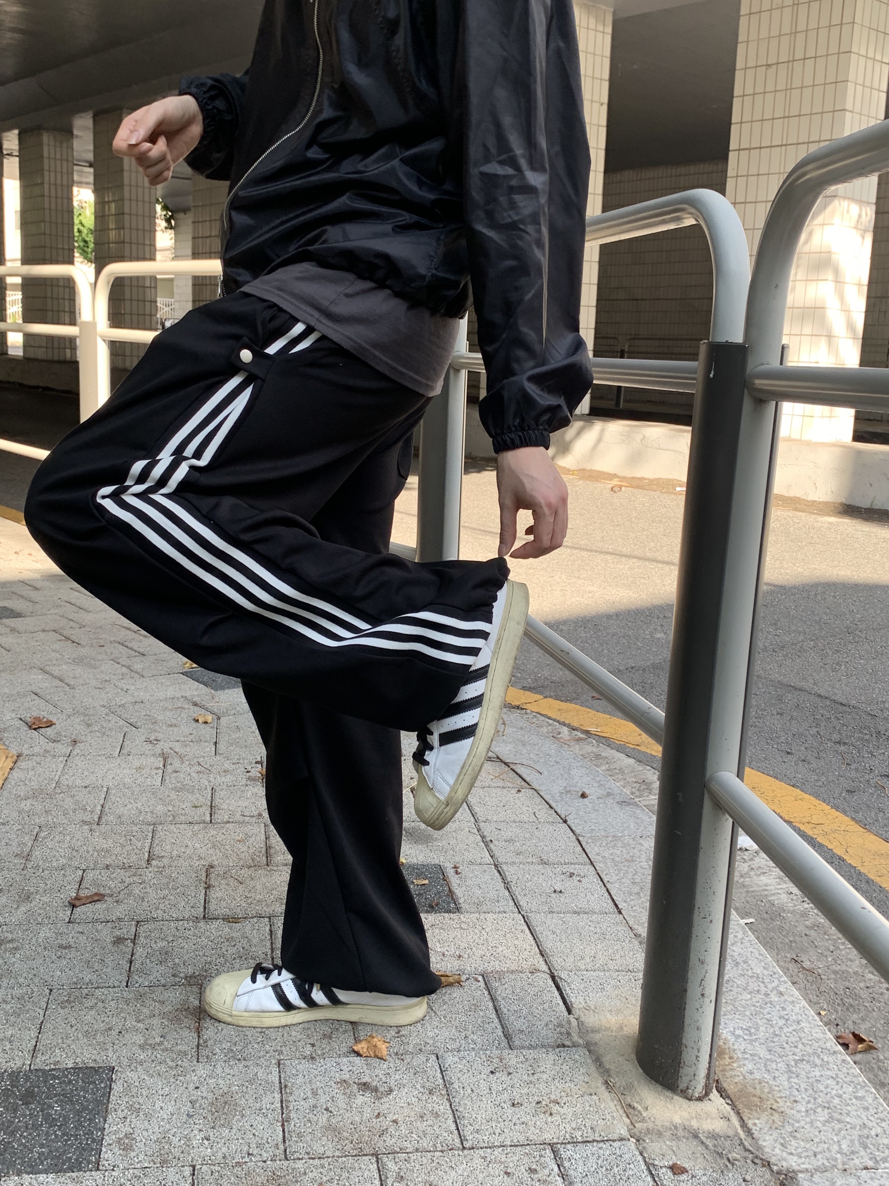 Adidas Superstar Premium White Black 착용 스타일 - 3