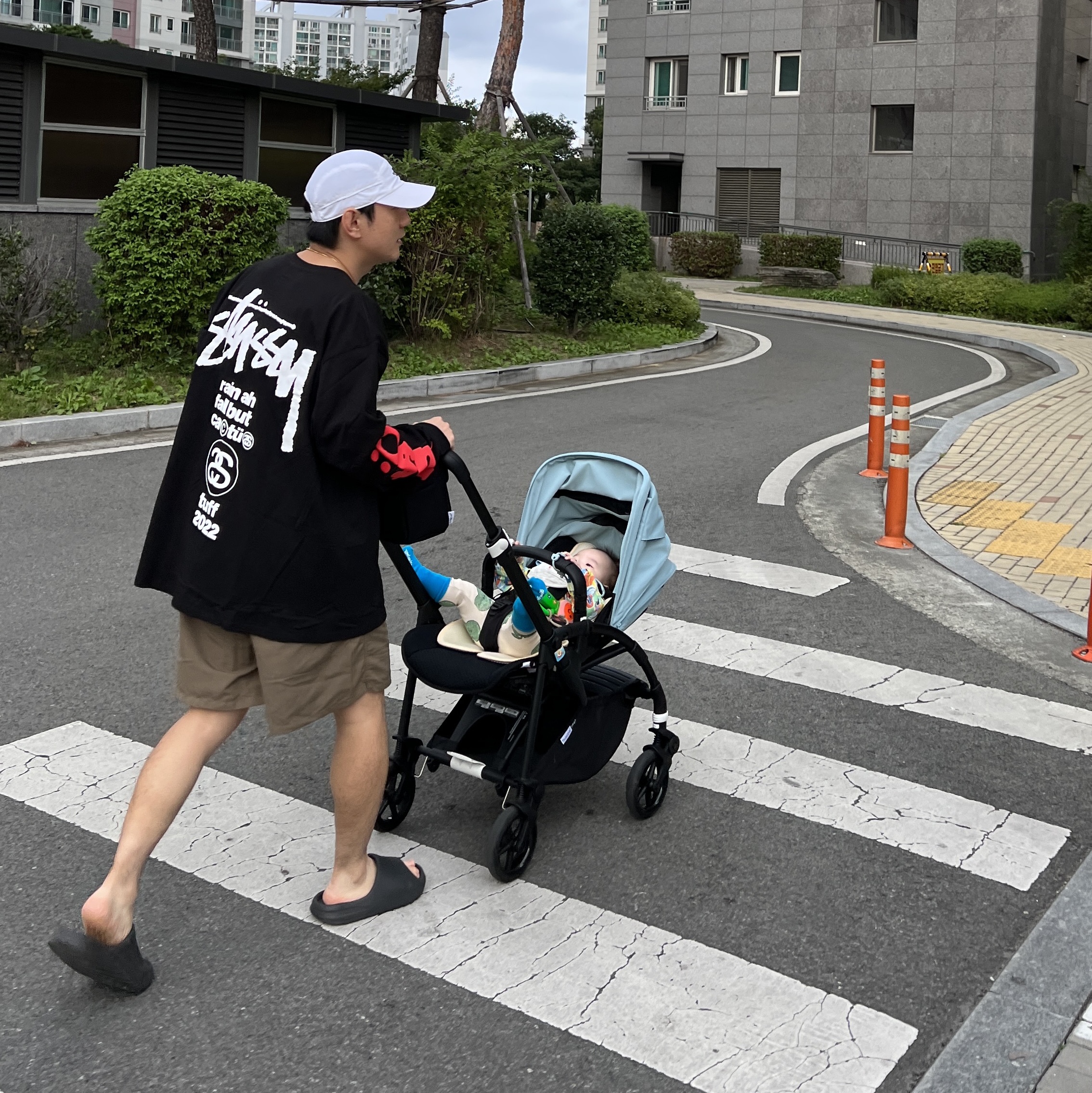 Stussy x Cactus Plant Flea Market Sport LS T-Shirt Black, Adidas Yeezy Slide Onyx 착용 스타일