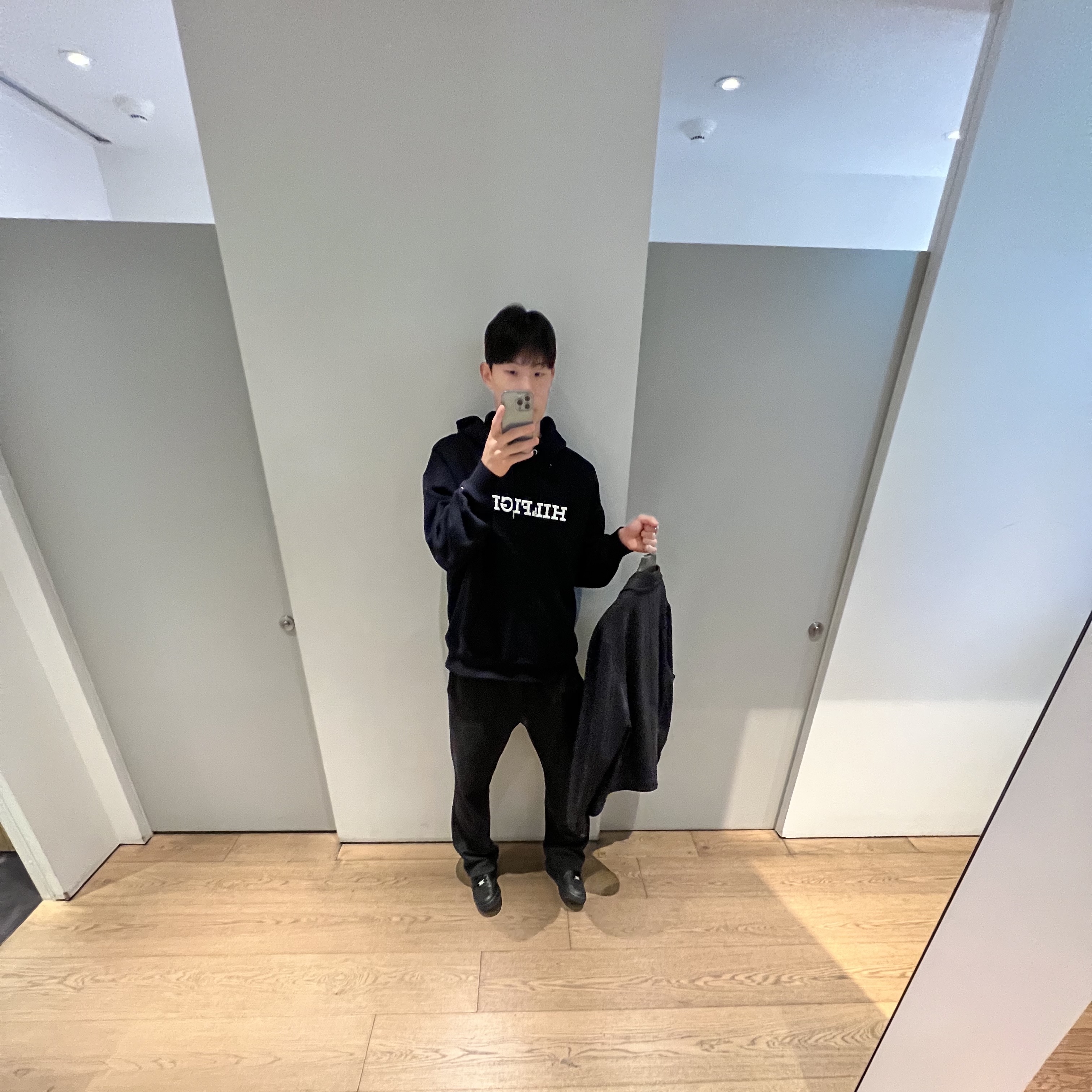 (W) Nike Air Force 1 '07 Low Triple Black, Nike Air Force 1 '07 Low Triple Black 착용 스타일 - 2