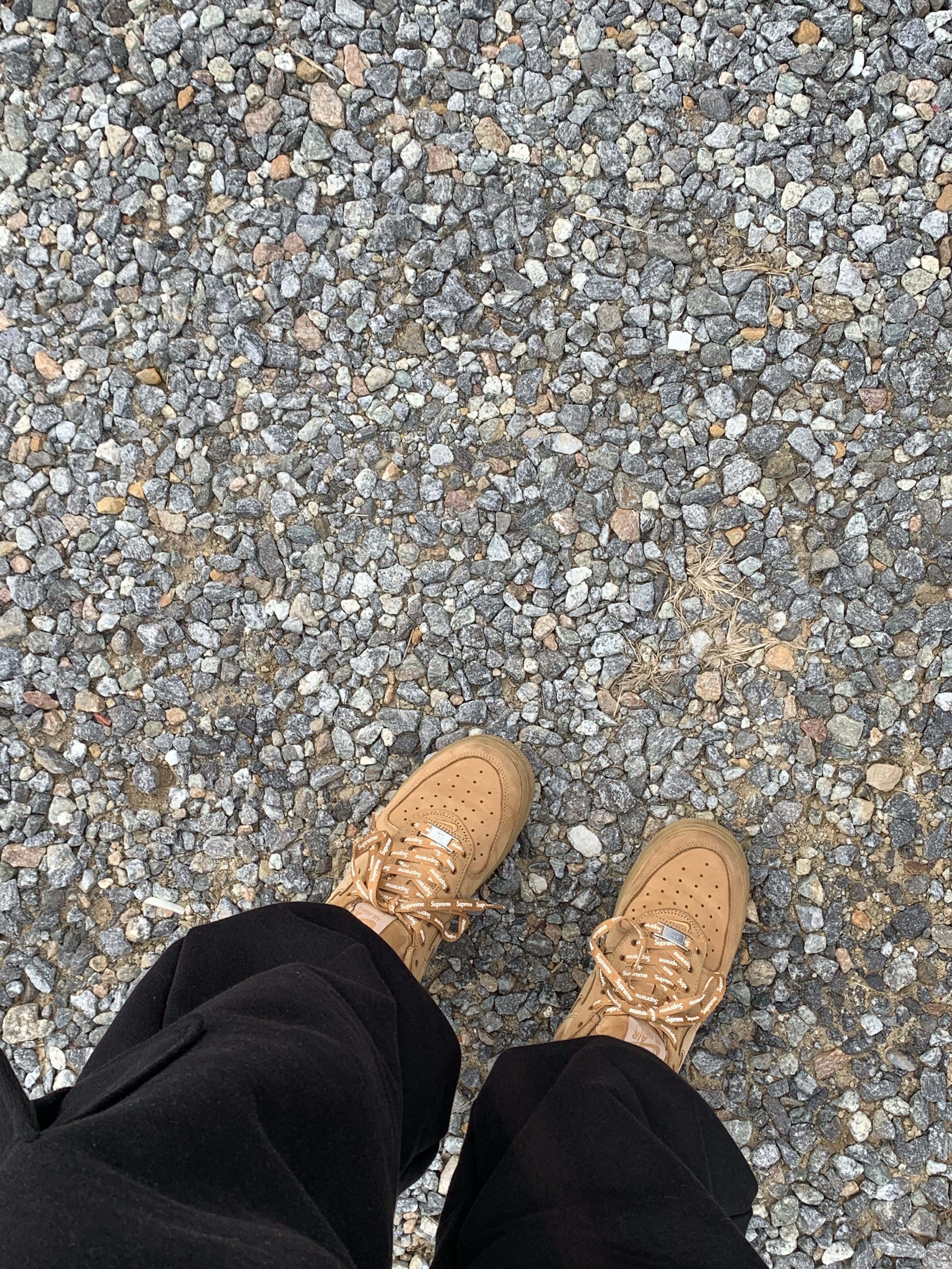 Nike x Supreme Air Force 1 Low Flax, Nike Heritage 86 Essential Cap Black 착용 스타일 - 3
