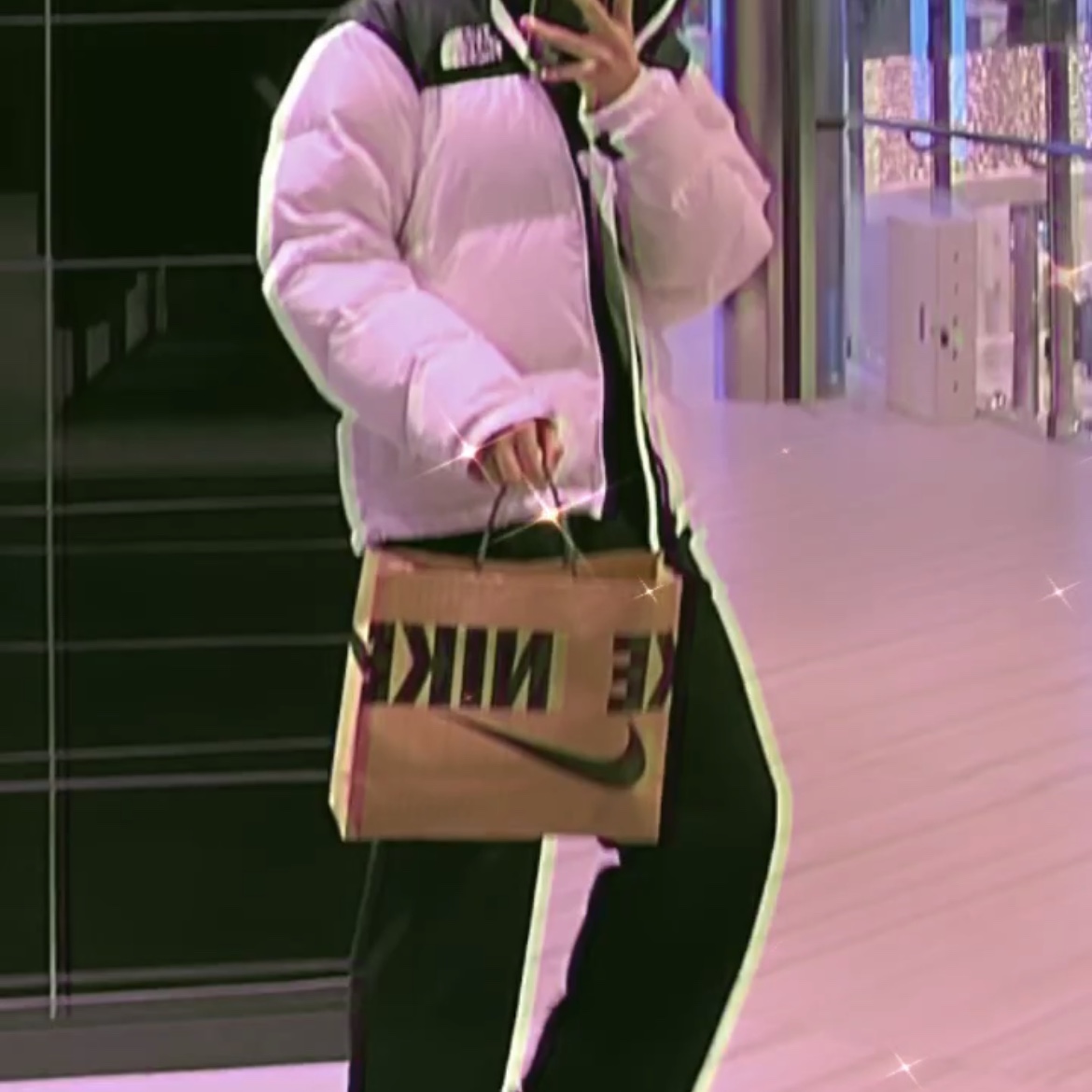 The North Face 1996 Eco Nuptse Jacket White, (W) Jordan 1 Low White Wolf Grey 착용 스타일 - 2