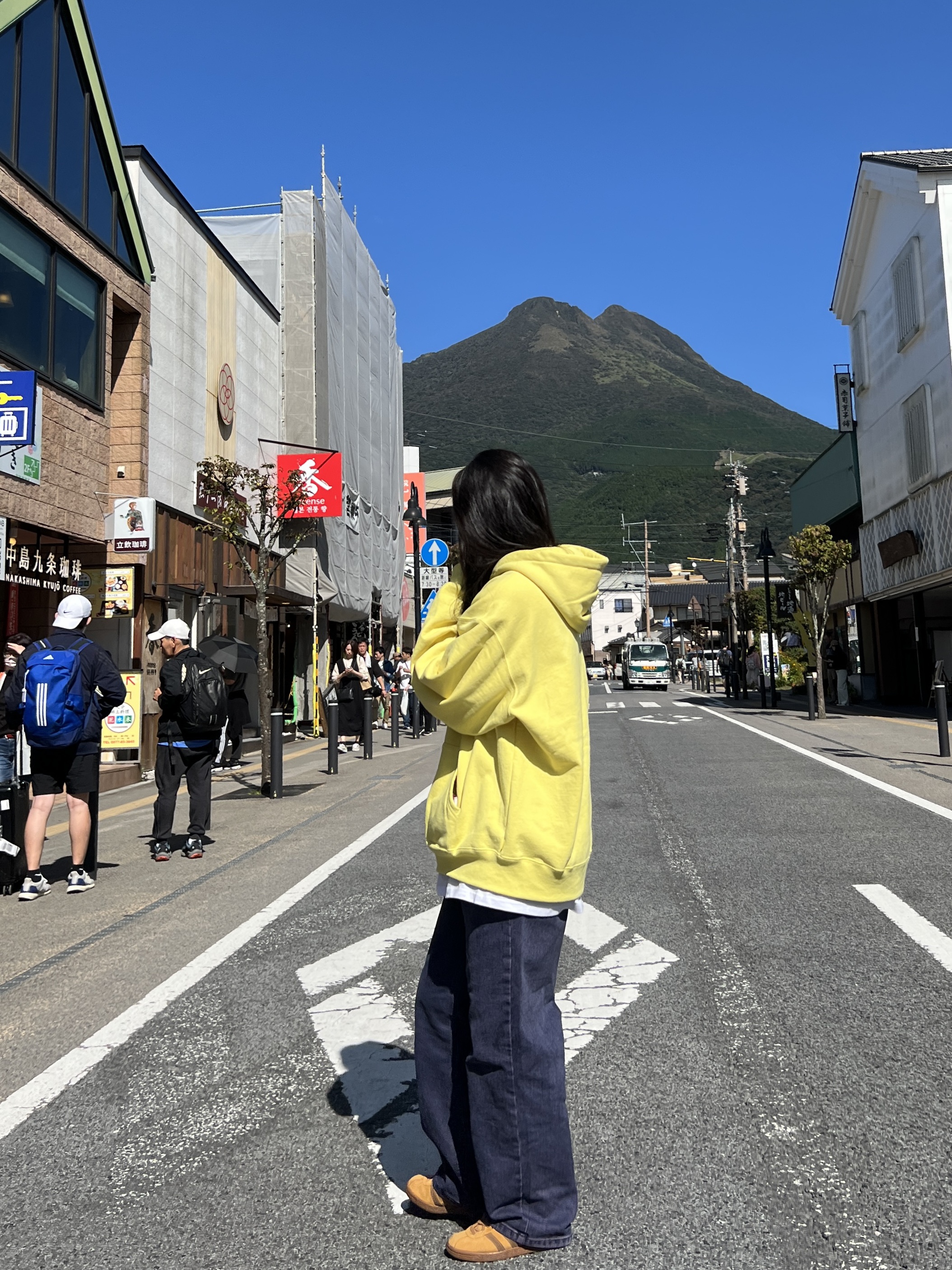 Adidas Tobacco Gruen Mesa Brown Desert, Supreme Small Box Zip Up Hooded Sweatshirt Acid Yellow - 23FW 착용 스타일