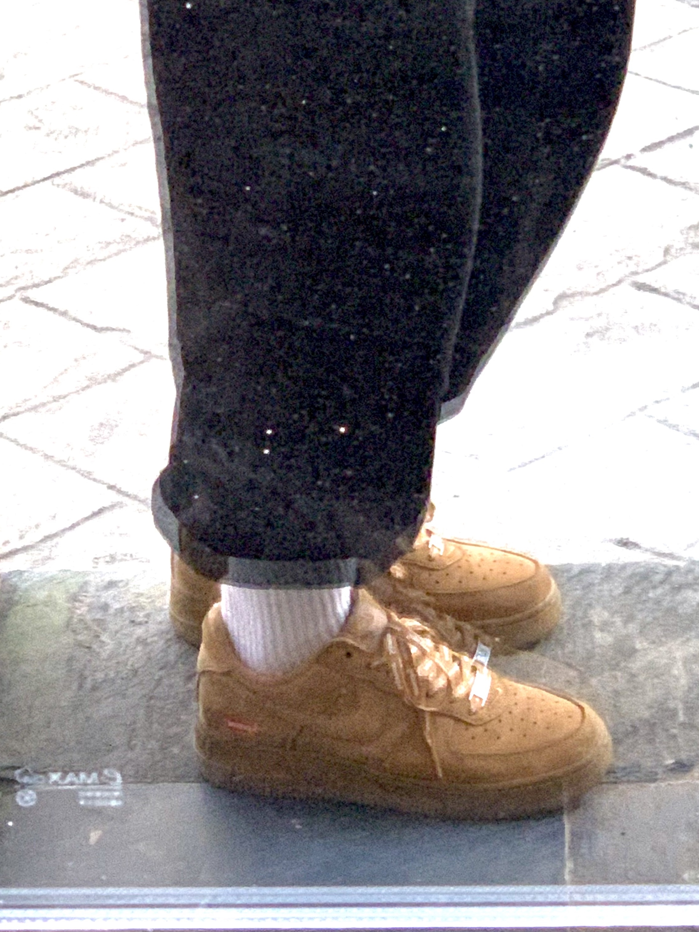 Nike x Supreme Air Force 1 Low Flax, Nike Heritage 86 Essential Cap Black 착용 스타일 - 2