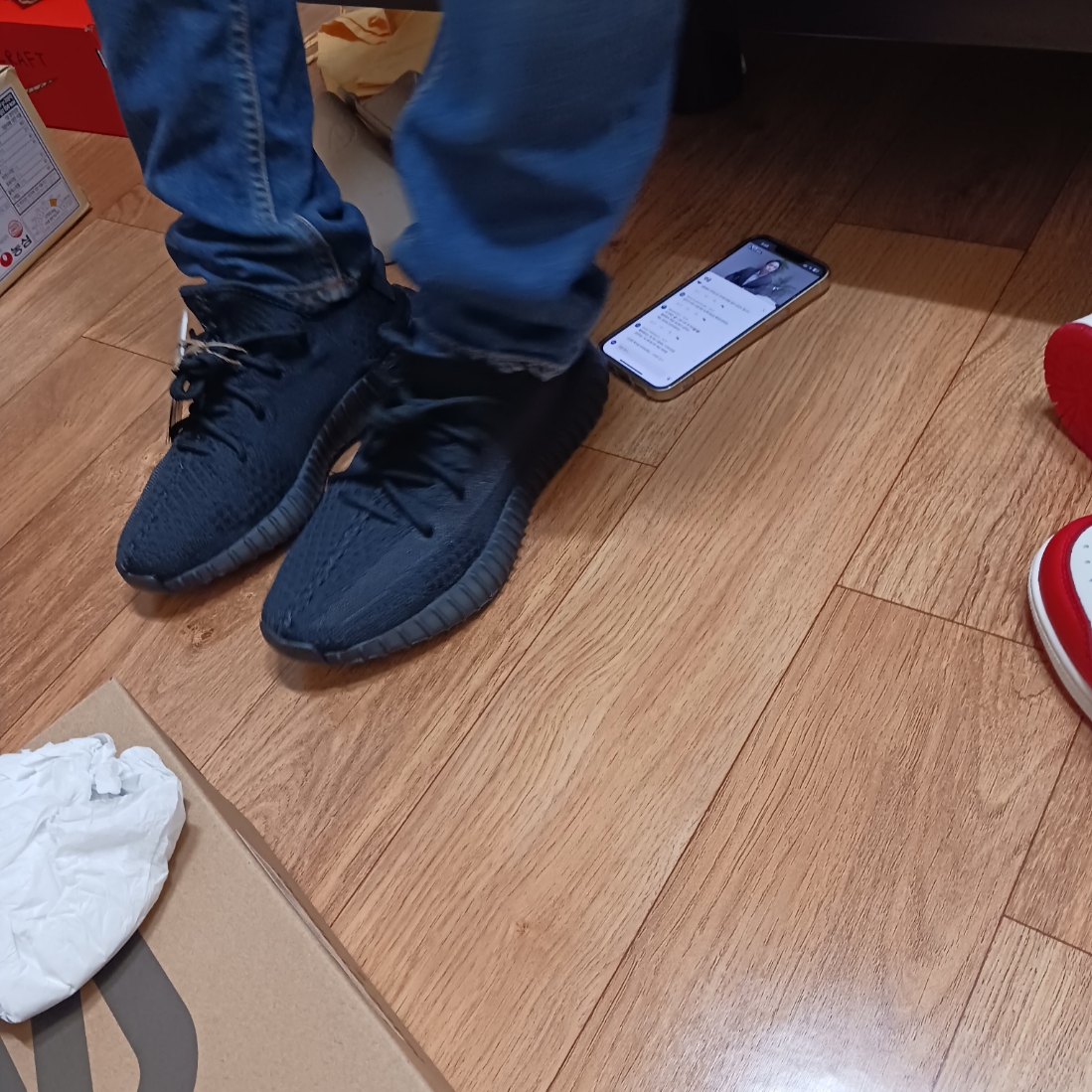Jordan 1 Retro High Spider-Man Next Chapter, Adidas Yeezy Boost 350 V2 Onyx 착용 스타일 - 2