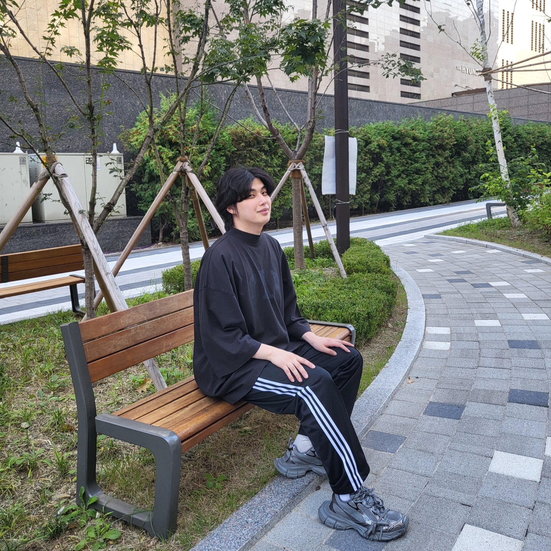 Yeezy Gap Engineered By Balenciaga Dove 3/4 Sleeve T-Shirt Black 착용 스타일
