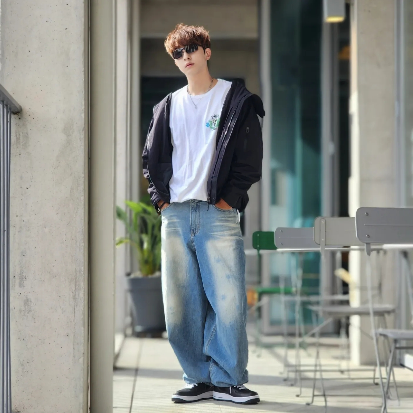 Nike x Stussy Air Force 1 '07 Mid SP Black, Stussy Skull Crest T-Shirt White 착용 스타일 - 2
