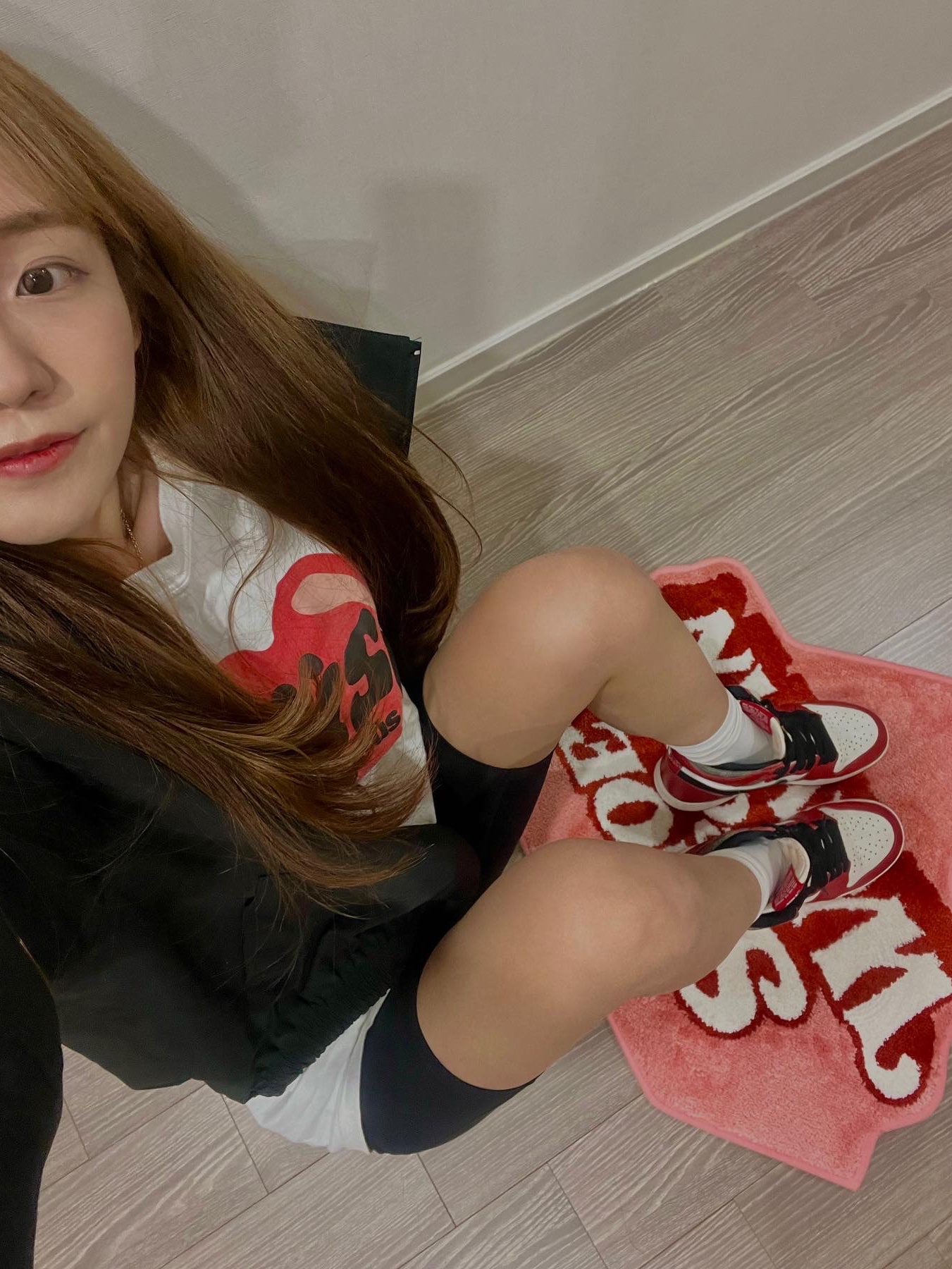 Jordan 1 Retro High OG Chicago 2022, Stussy x Cactus Plant Flea Market Heart T-Shirt 착용 스타일 - 2