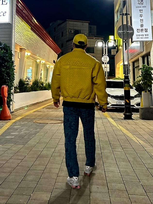 Supreme Woven Leather Varsity Jacket Yellow - 23FW, Nike x Supreme Shox Ride 2 SP White 착용 스타일 - 4