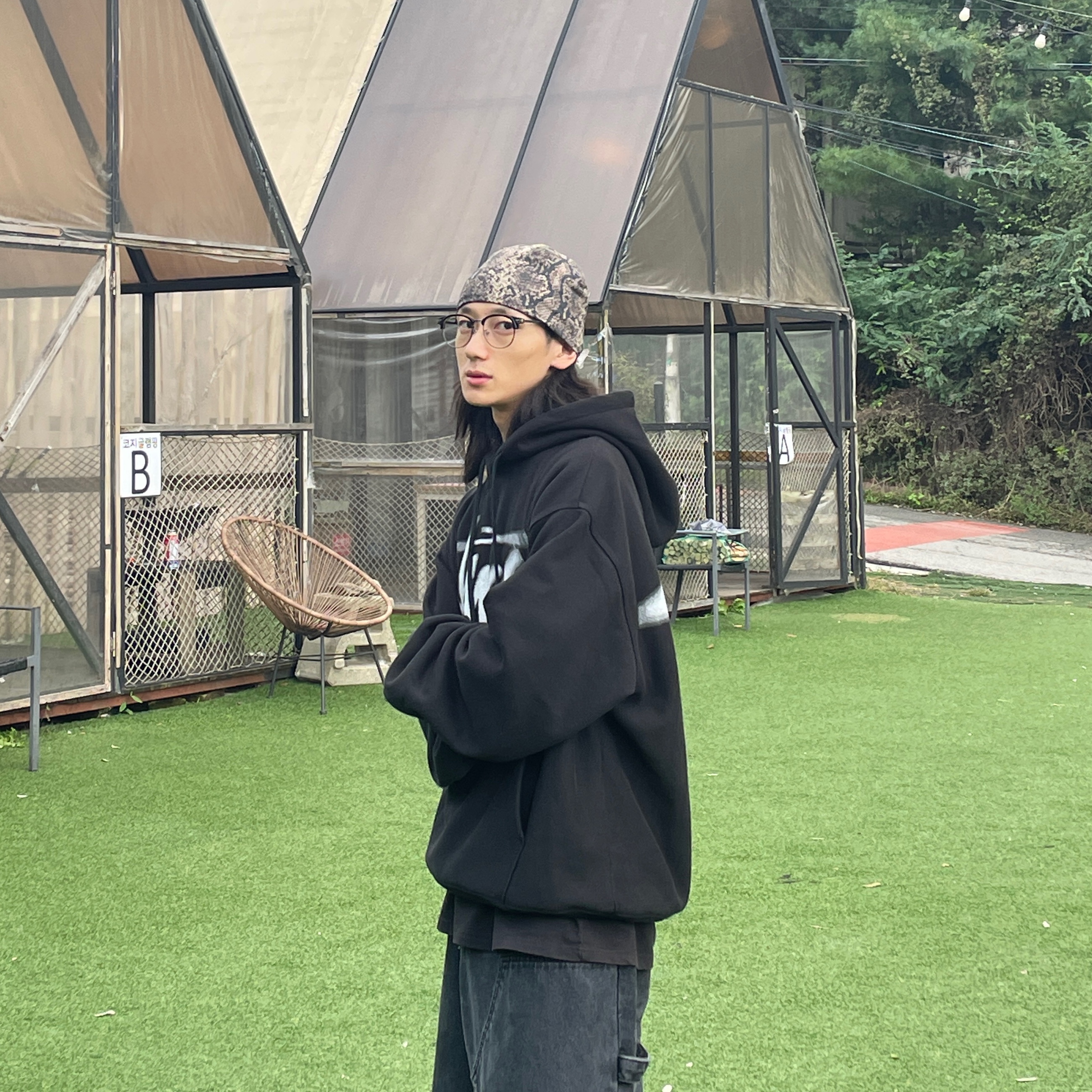 Stussy Dizzy Stock Hoodie Black, Jordan 1 x Travis Scott Retro Low OG SP Black Phantom 착용 스타일 - 1