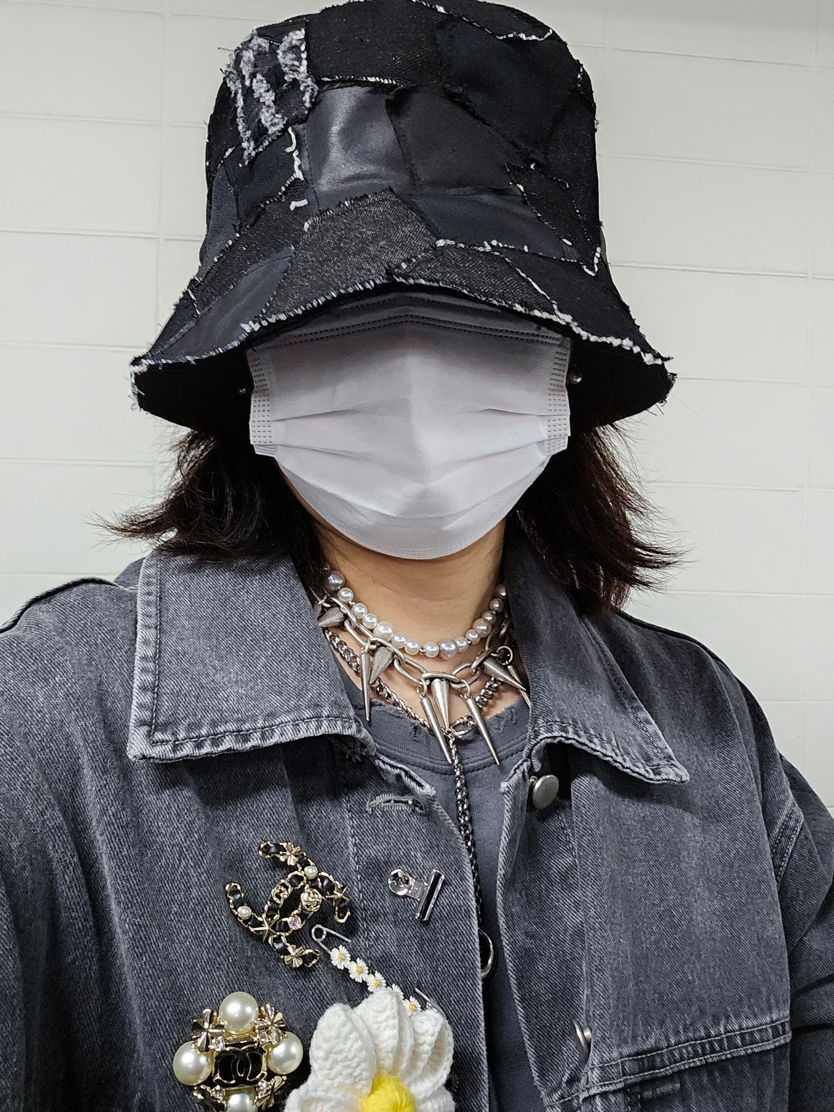 Chanel Large 19 Handbag Lambskin & Gold Black, Peaceminusone Daisy Corsage #1 White 착용 스타일 - 5