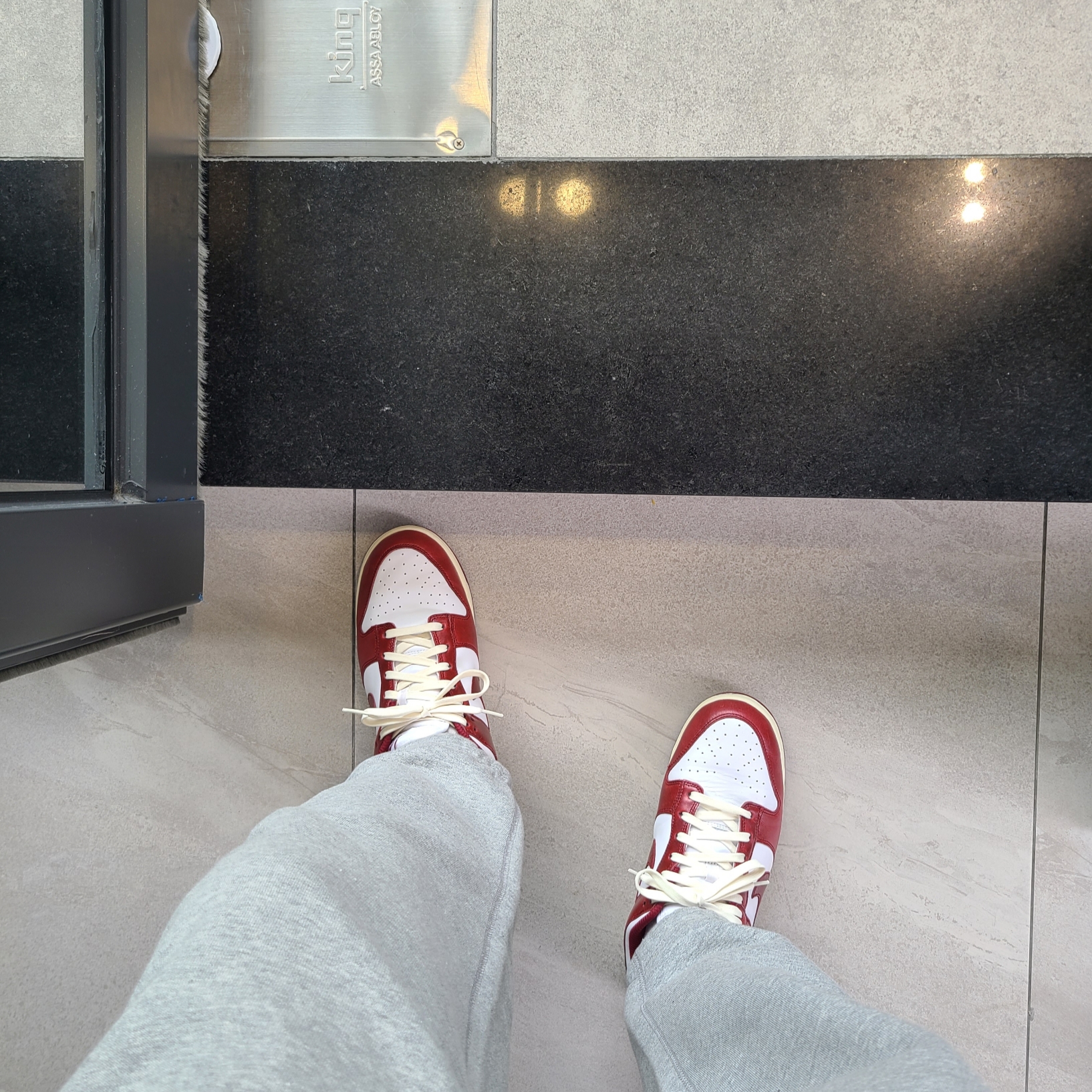 Nike Solo Swoosh Fleece Pants Dark Grey - Asia, (W) Nike Dunk Low Retro PRM Team Red and White 착용 스타일