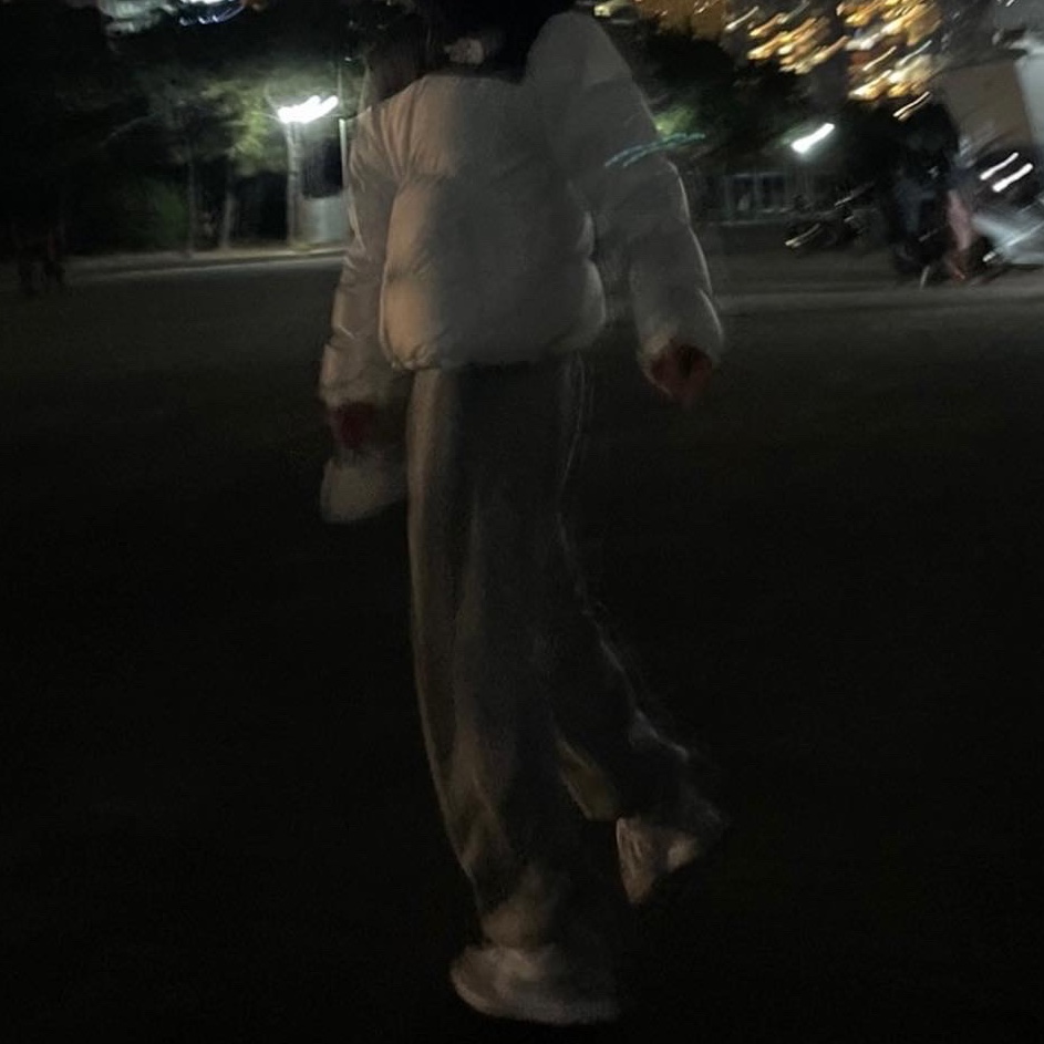 The North Face 1996 Eco Nuptse Jacket White, (W) Jordan 1 Low White Wolf Grey 착용 스타일 - 1