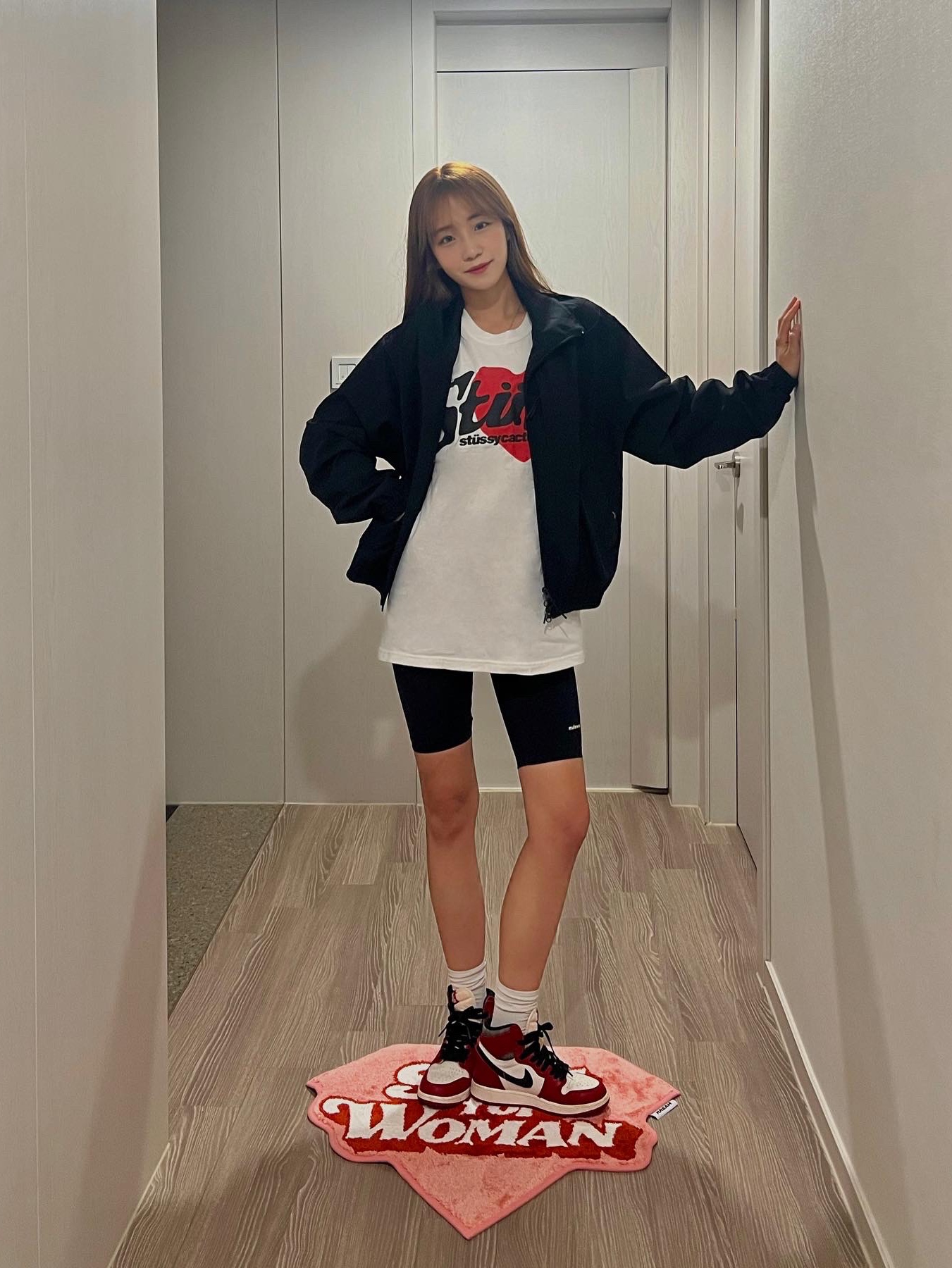Jordan 1 Retro High OG Chicago 2022, Stussy x Cactus Plant Flea Market Heart T-Shirt 착용 스타일 - 3