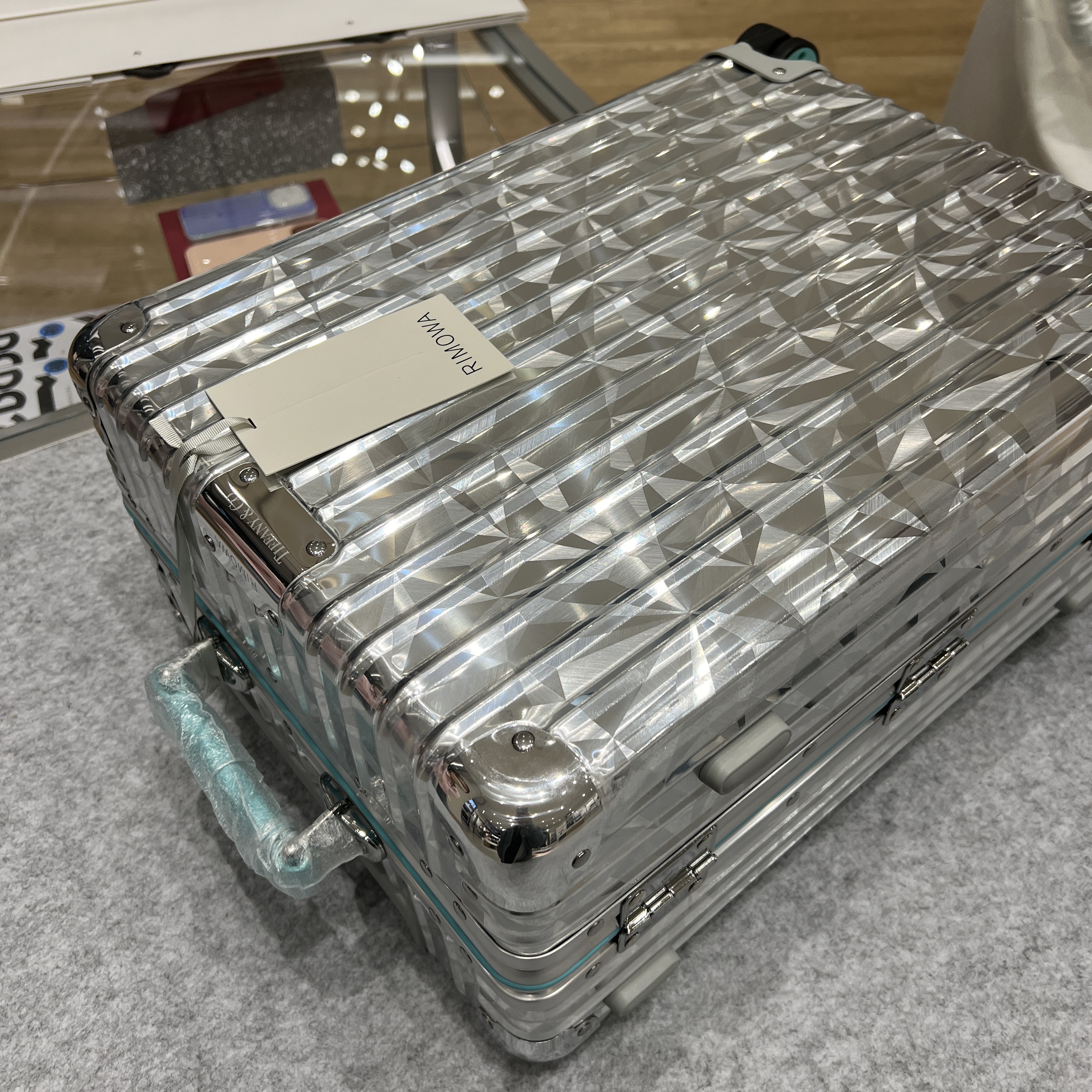 Rimowa x Tiffany & Co. Rock Cut Cabin Silver 착용 스타일