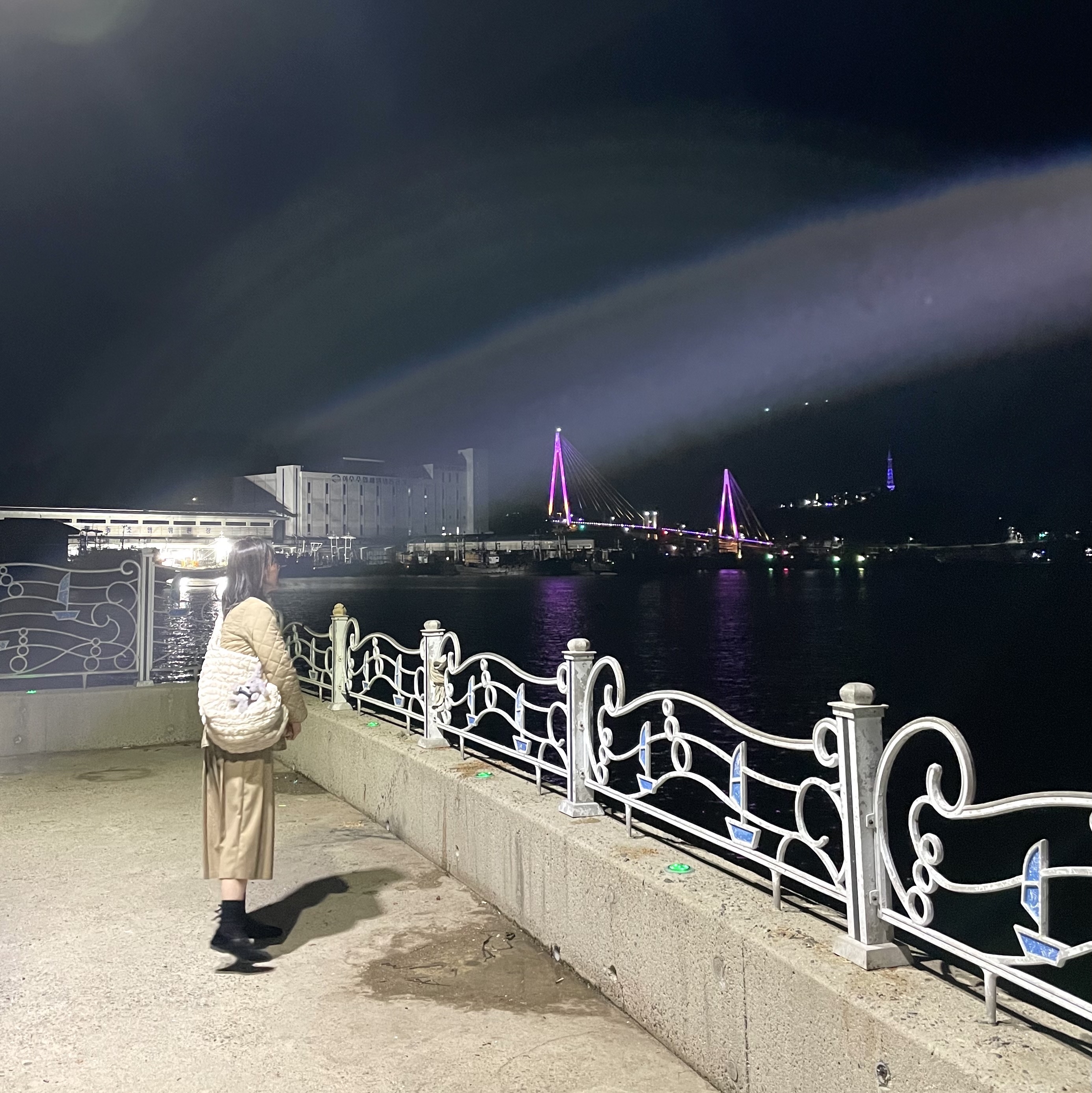 COS Quilted Oversized Shoulder Bag Off White Light Beige 착용 스타일