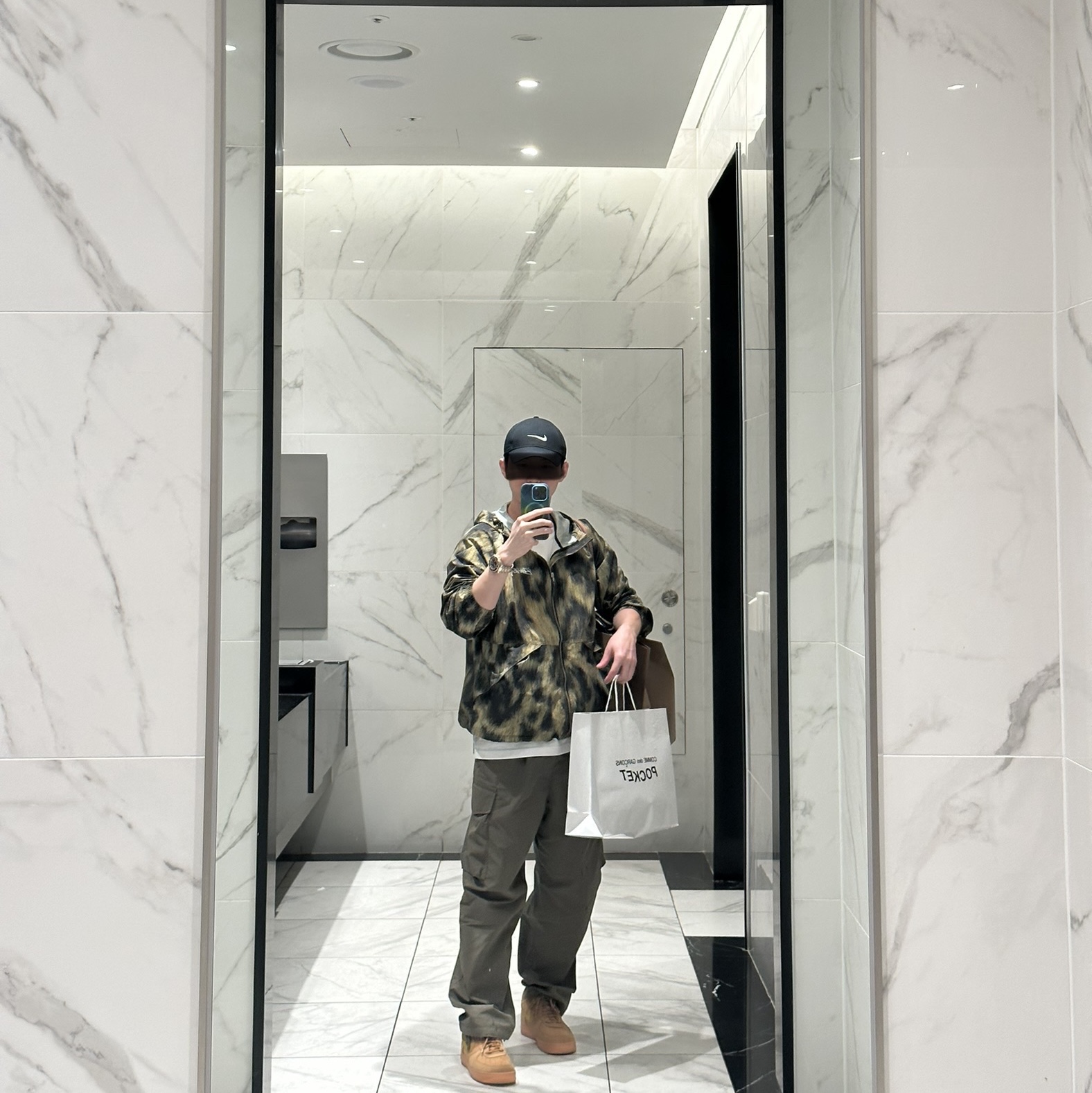 Stussy Fur Print Beach Shell Jacket Brown, Nike Air Force 1 '07 WB Flax 착용 스타일 - 1
