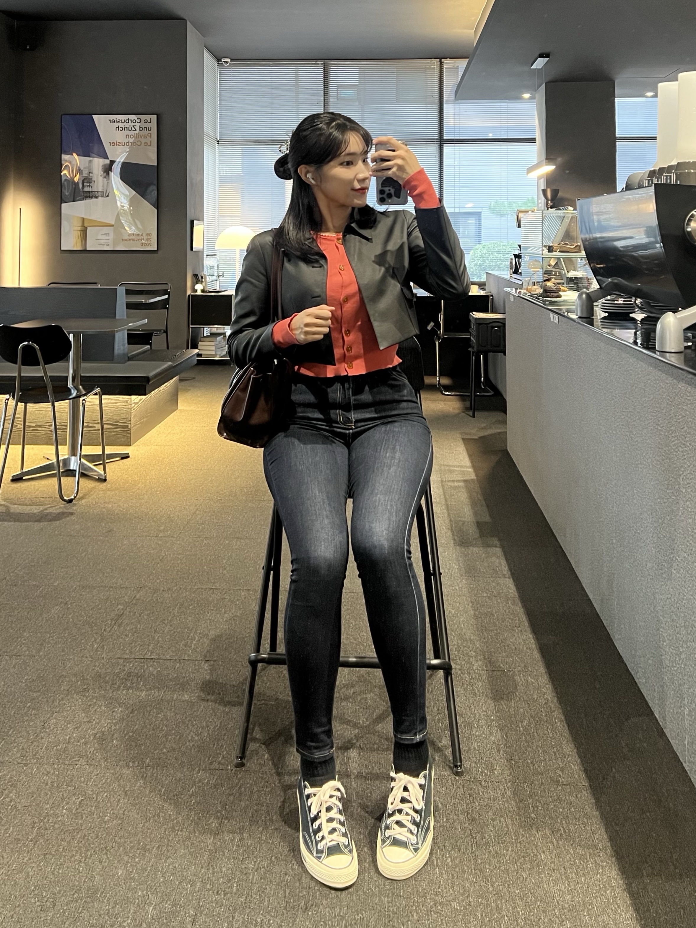 (W) Vivienne Westwood Bea Cropped Cardi Coral, Converse Chuck 70 Ox Black - Standard 착용 스타일 - 1