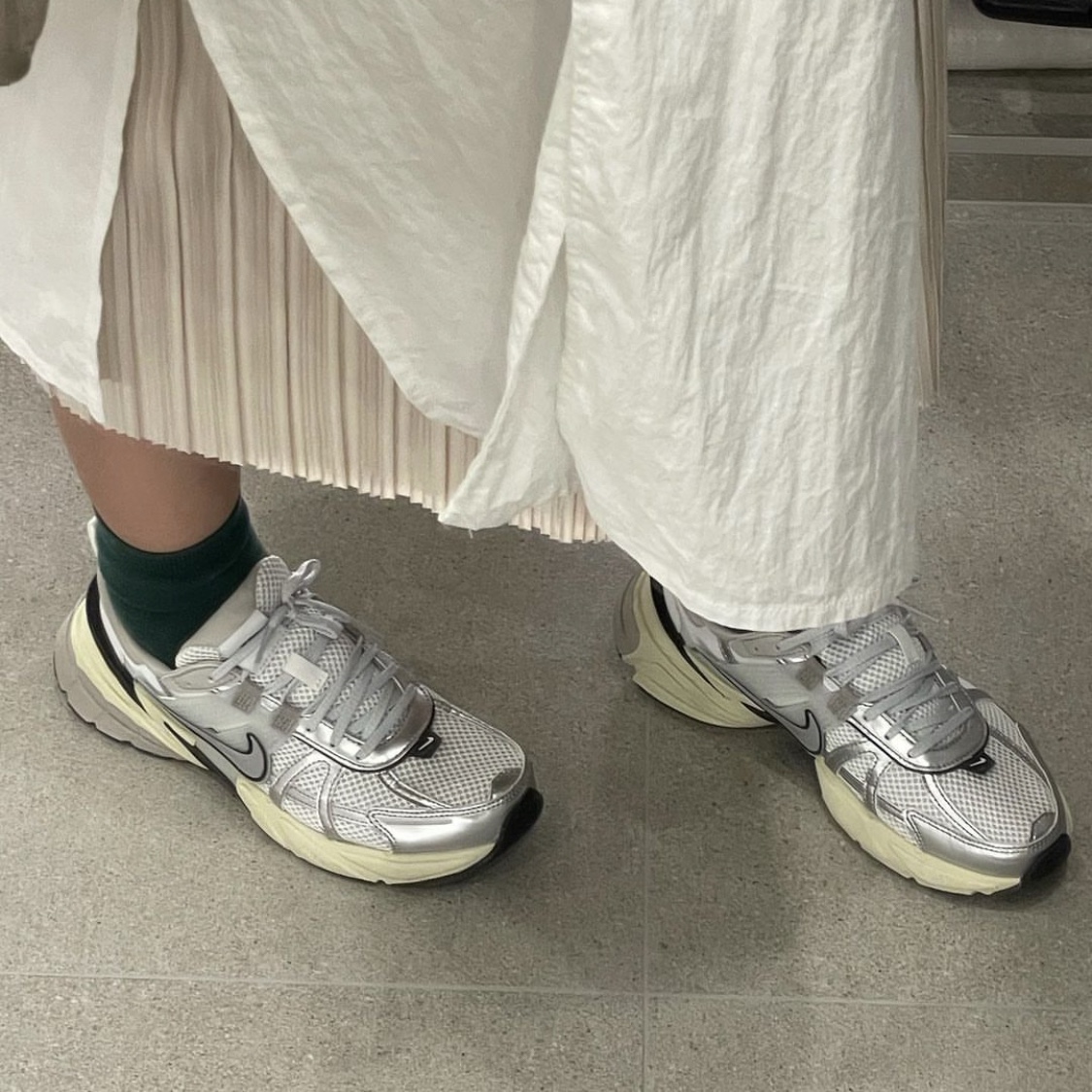 Nike V2K Run Summit White Metallic Silver 착용 스타일