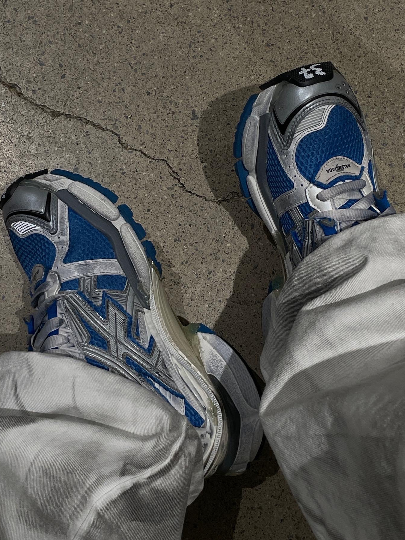 (W) Balenciaga Runner Sneakers Blue White, Balenciaga Runner Sneakers Blue White 착용 스타일 - 2