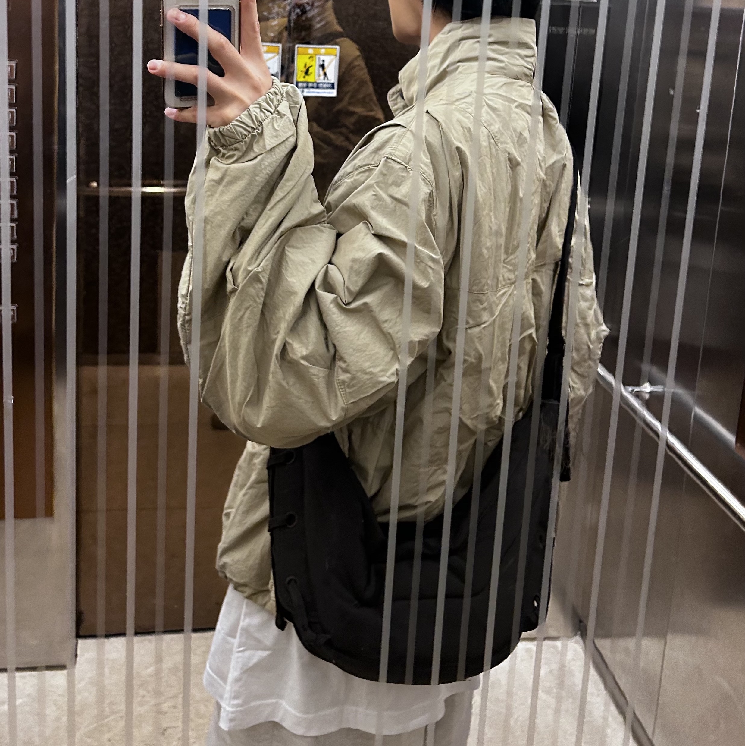 Lemaire Small Soft Game Bag Nylon Canvas Dark Chocolate, Our Legacy Exhale Puffa Parachute Poplin Metallic Sand 착용 스타일