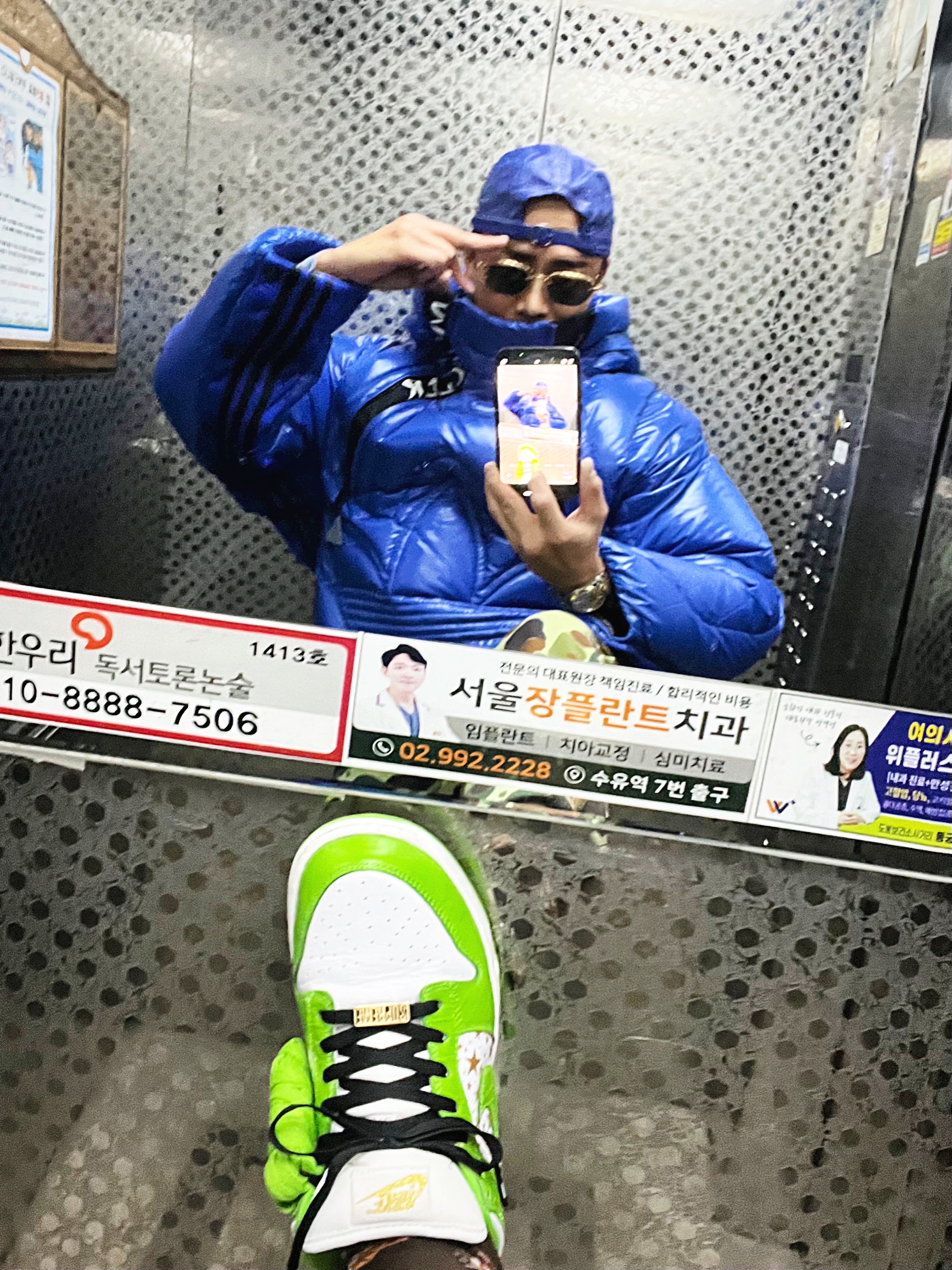 Supreme Leather Camp Cap Royal - 21SS, Supreme Don’t Fuck Around T-Shirt Heather Grey - 22FW 착용 스타일 - 3