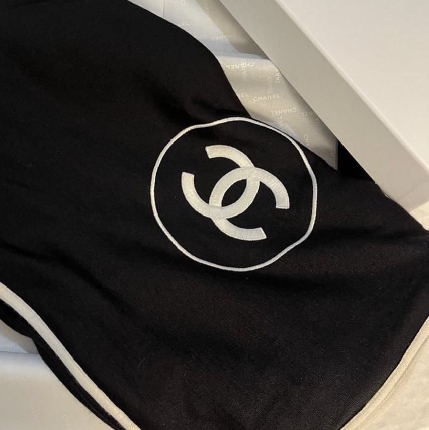 (W) Chanel Scarf Cashmere Silk & Black Ivory 착용 스타일 - 1