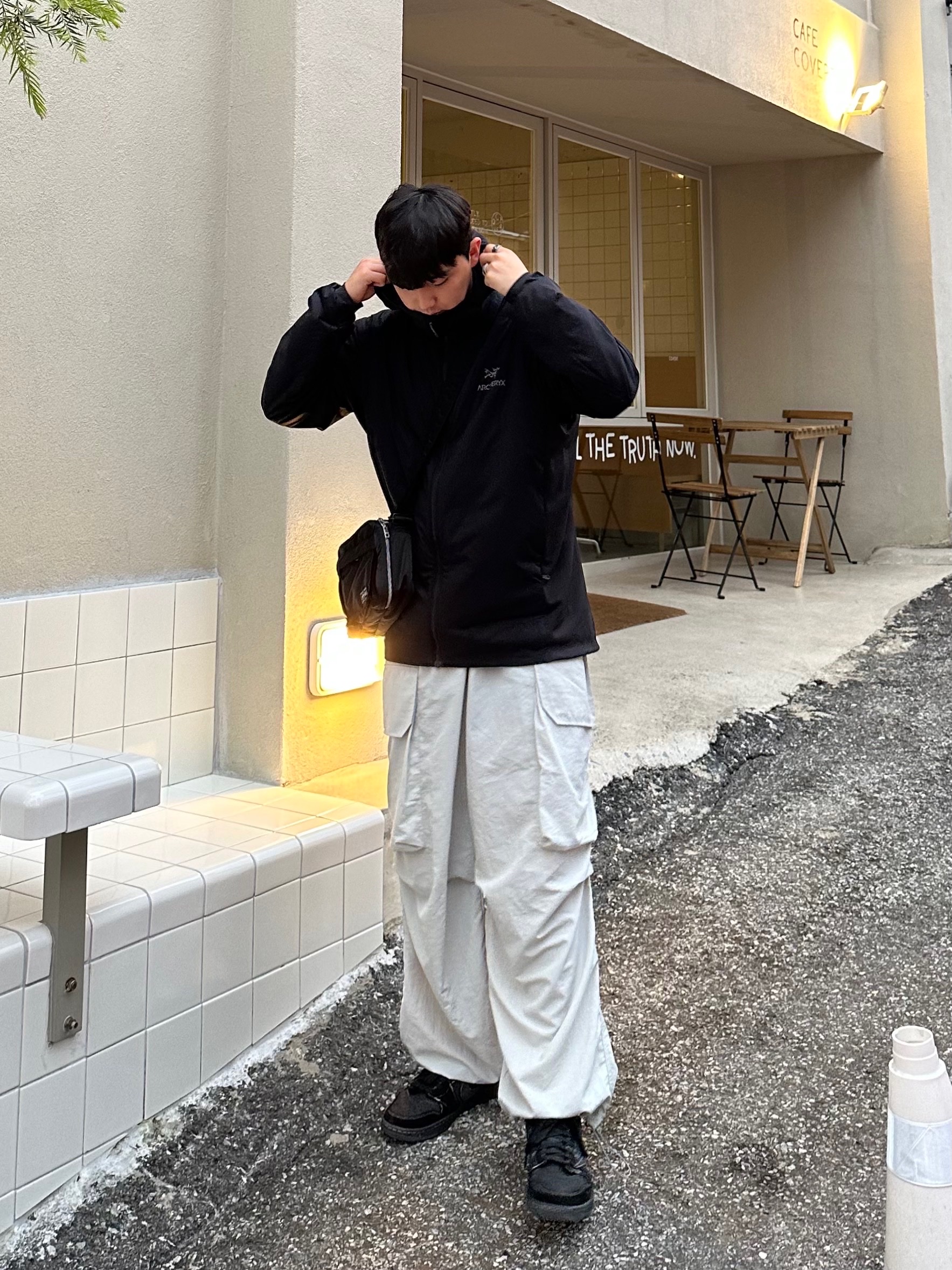 Arc'teryx Atom LT Hoody Black, Jordan 1 x Travis Scott Retro Low OG SP Black Phantom 착용 스타일