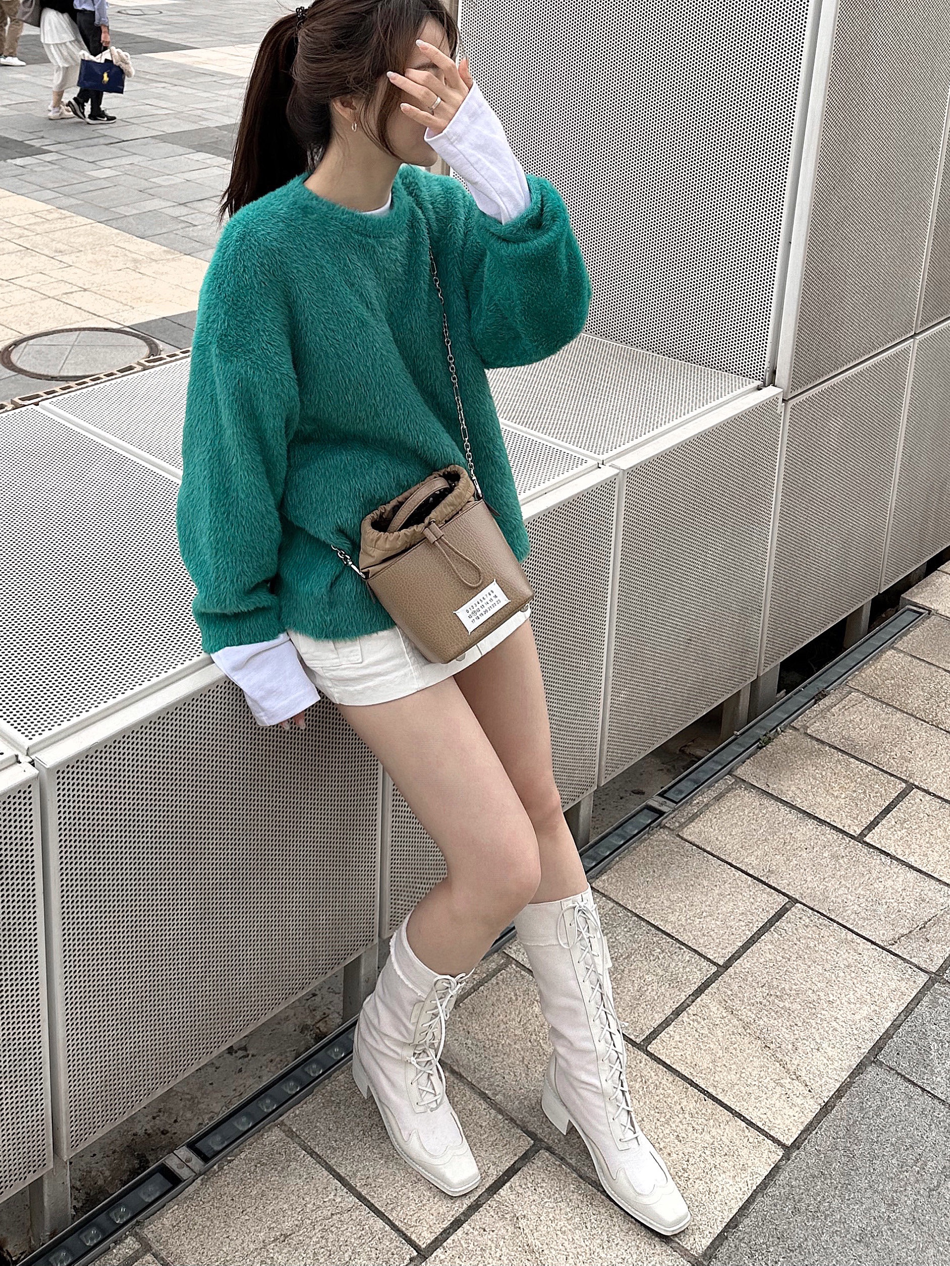 Maison Margiela 5AC Small Bucket Bag Camel 착용 스타일 - 2