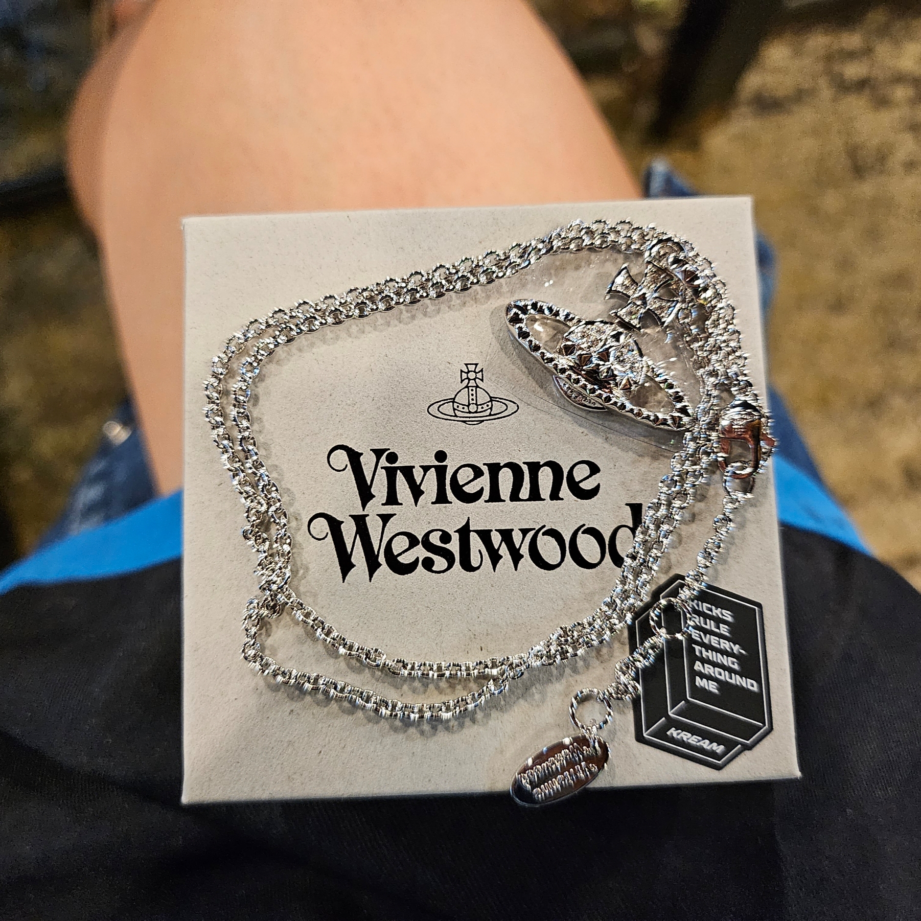 Vivienne Westwood Mayfair Bas Relief Pendant Silver 착용 스타일 - 3