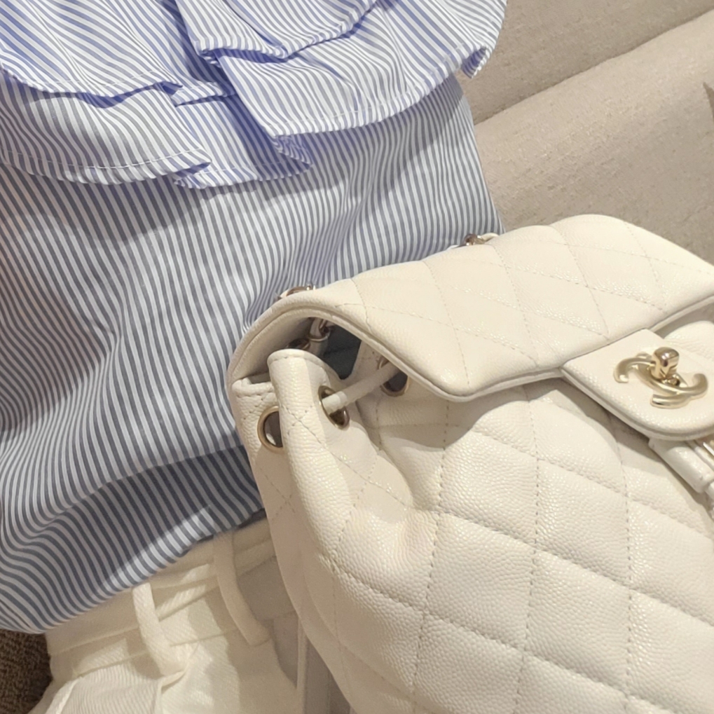 Chanel Backpack Shiny Grained Calfskin & Gold White 착용 스타일 - 2