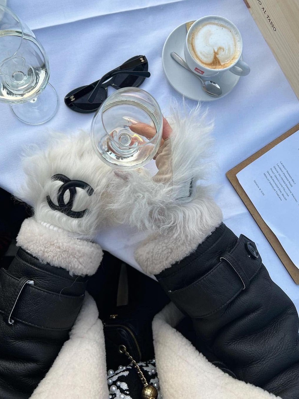 Chanel Beanie Cashmere & Black White, Chanel Mini Flap Bag Lambskin & Silver Black 착용 스타일 - 6