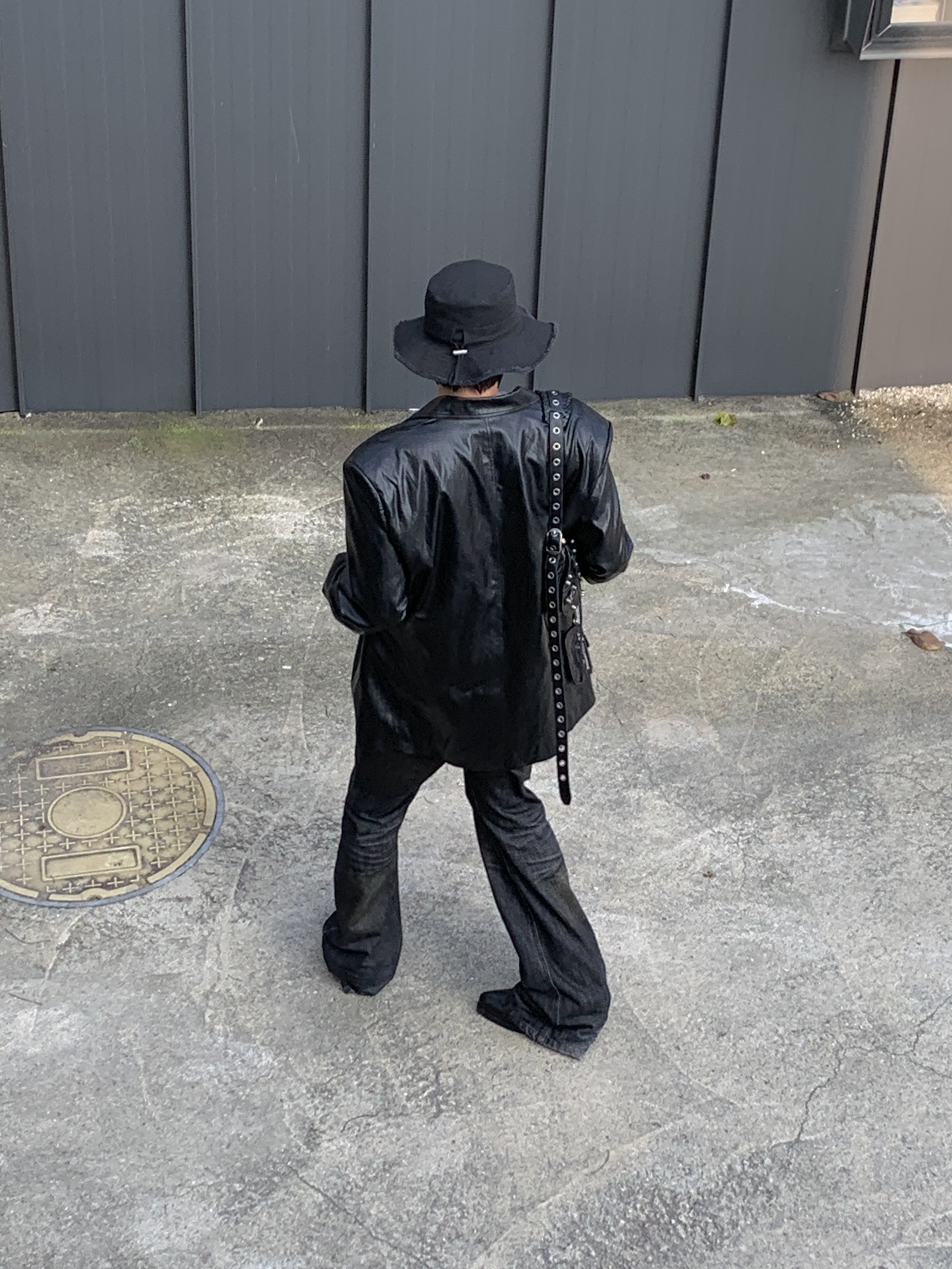 Our Legacy Cuban Boot Black, Jacquemus Le Bob Artichaut Bucket Hat Black 착용 스타일 - 3