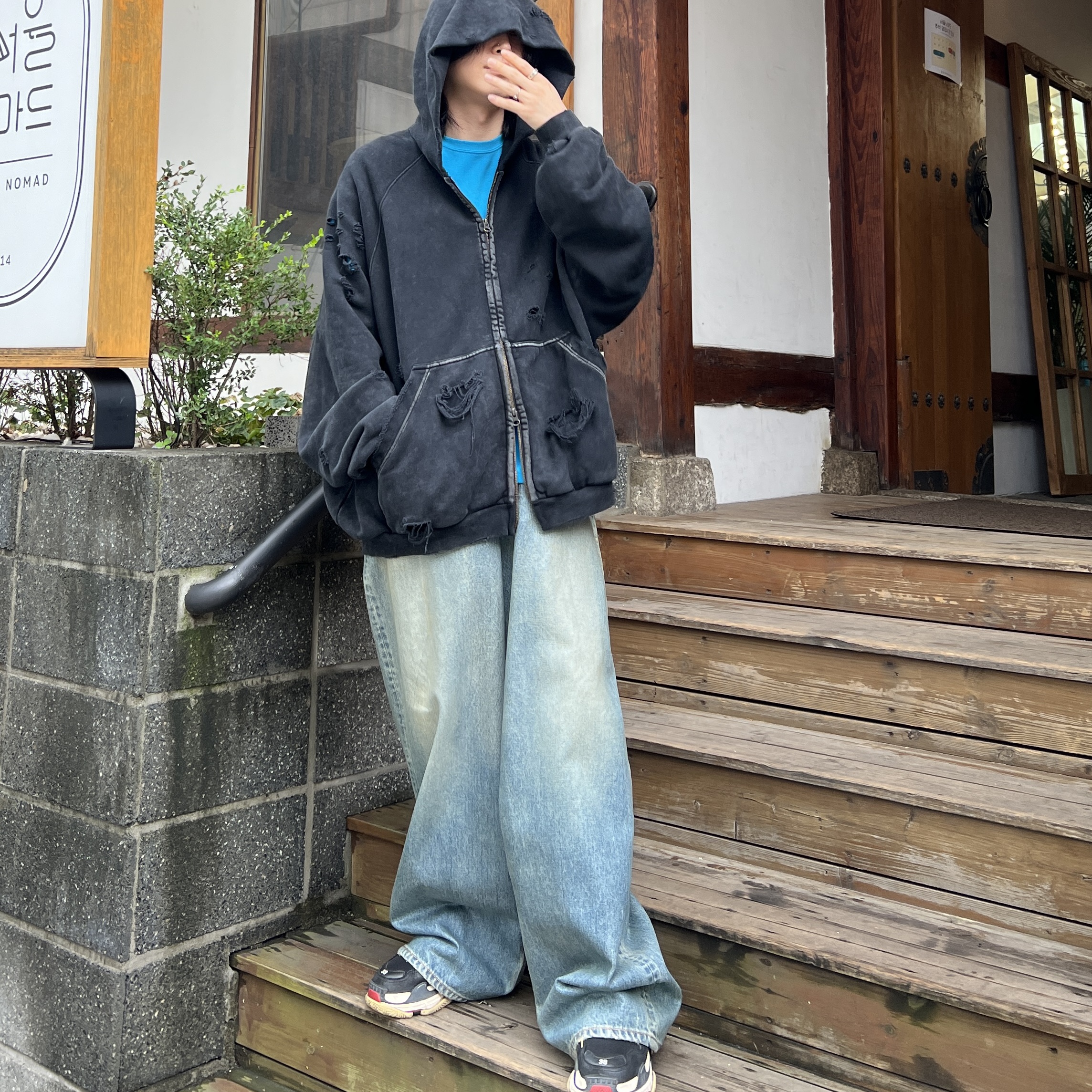 Nonnod x Shinsegae Distressed Zip-Up Hoodie Washed Black, Balenciaga Large Baggy Jeans in Blue Coated Soft Denim 착용 스타일 - 4