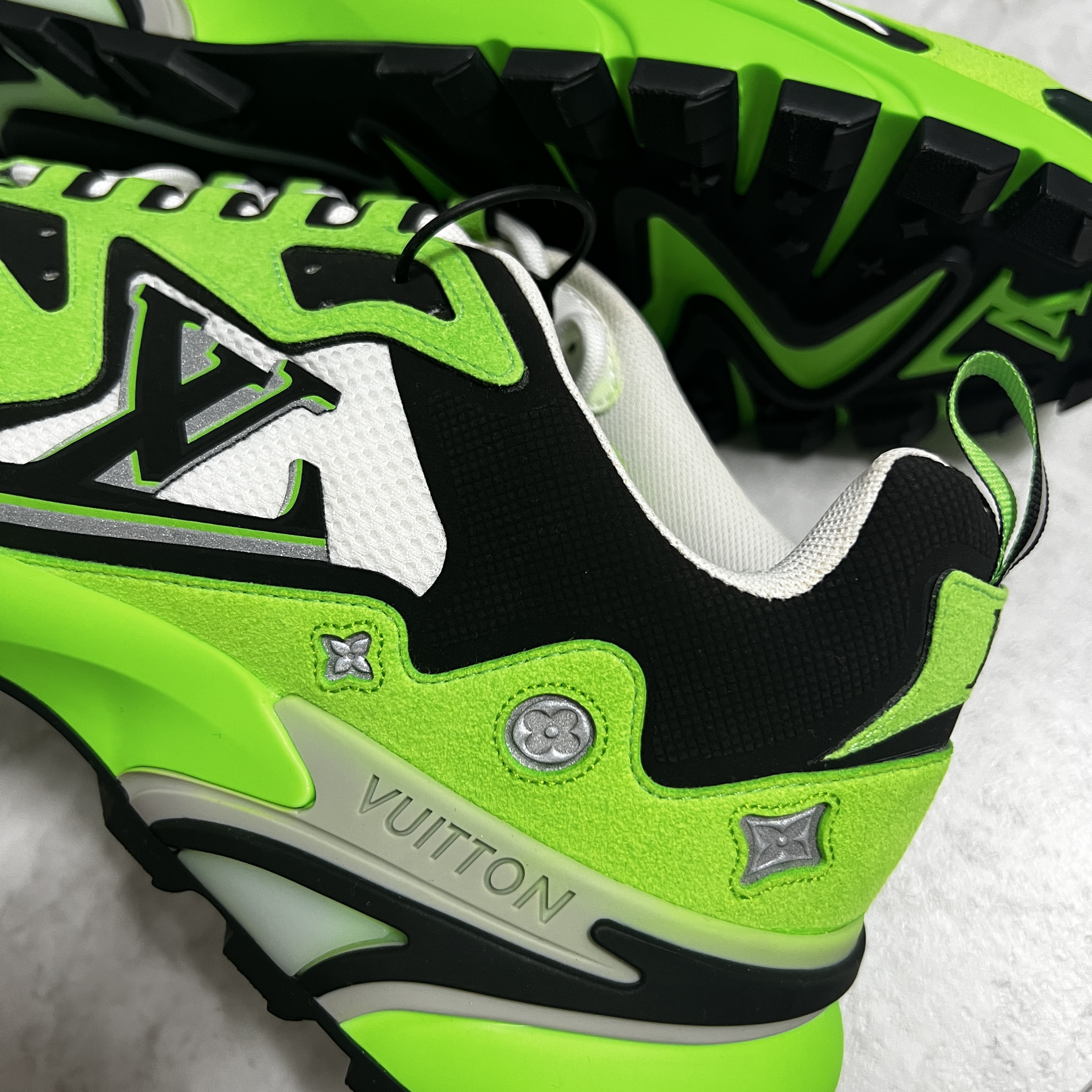 Louis Vuitton Runner Tatic Sneakers Green 착용 스타일