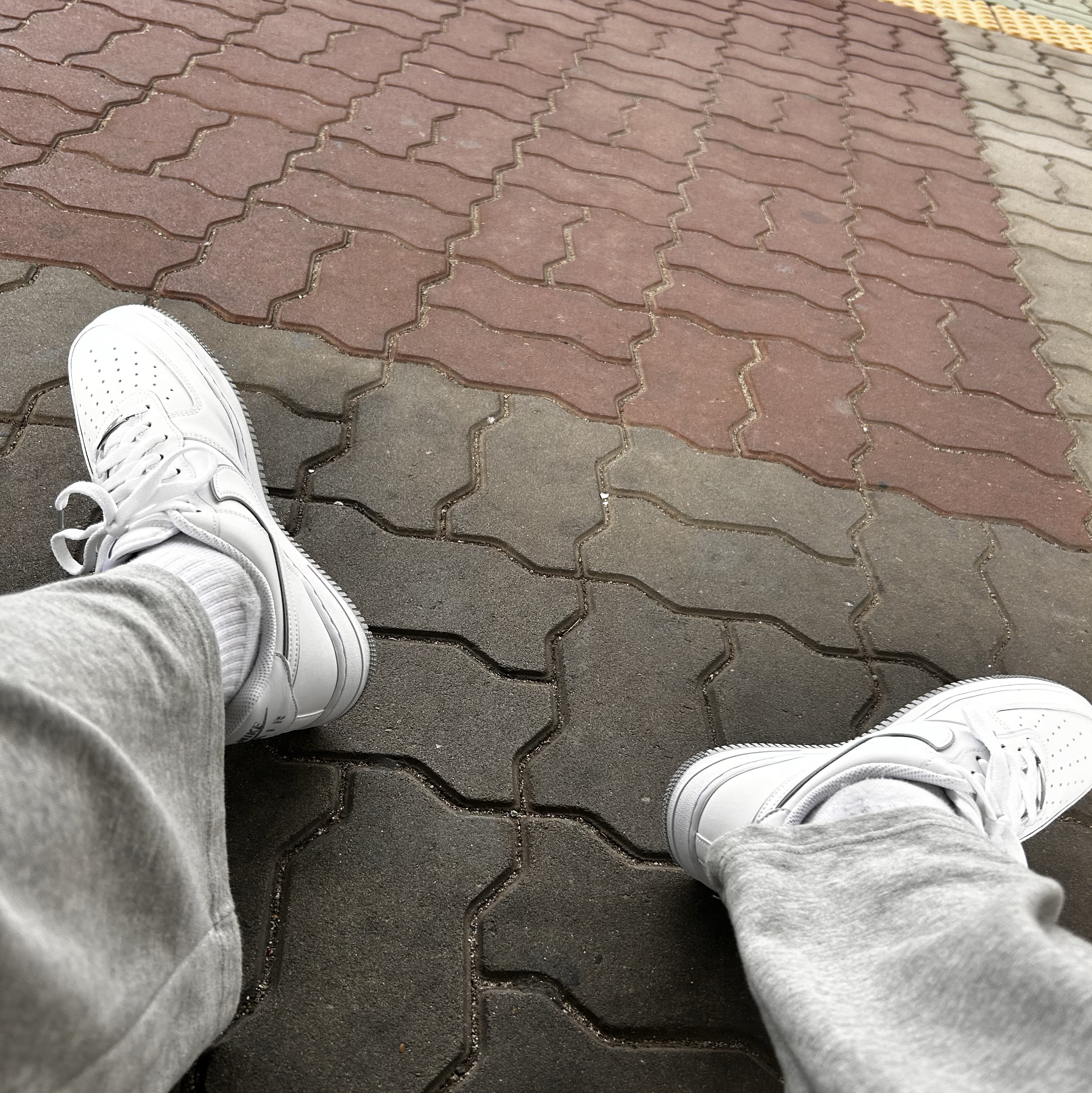 Nike Air Force 1 '07 White Wolf Grey 착용 스타일 - 1
