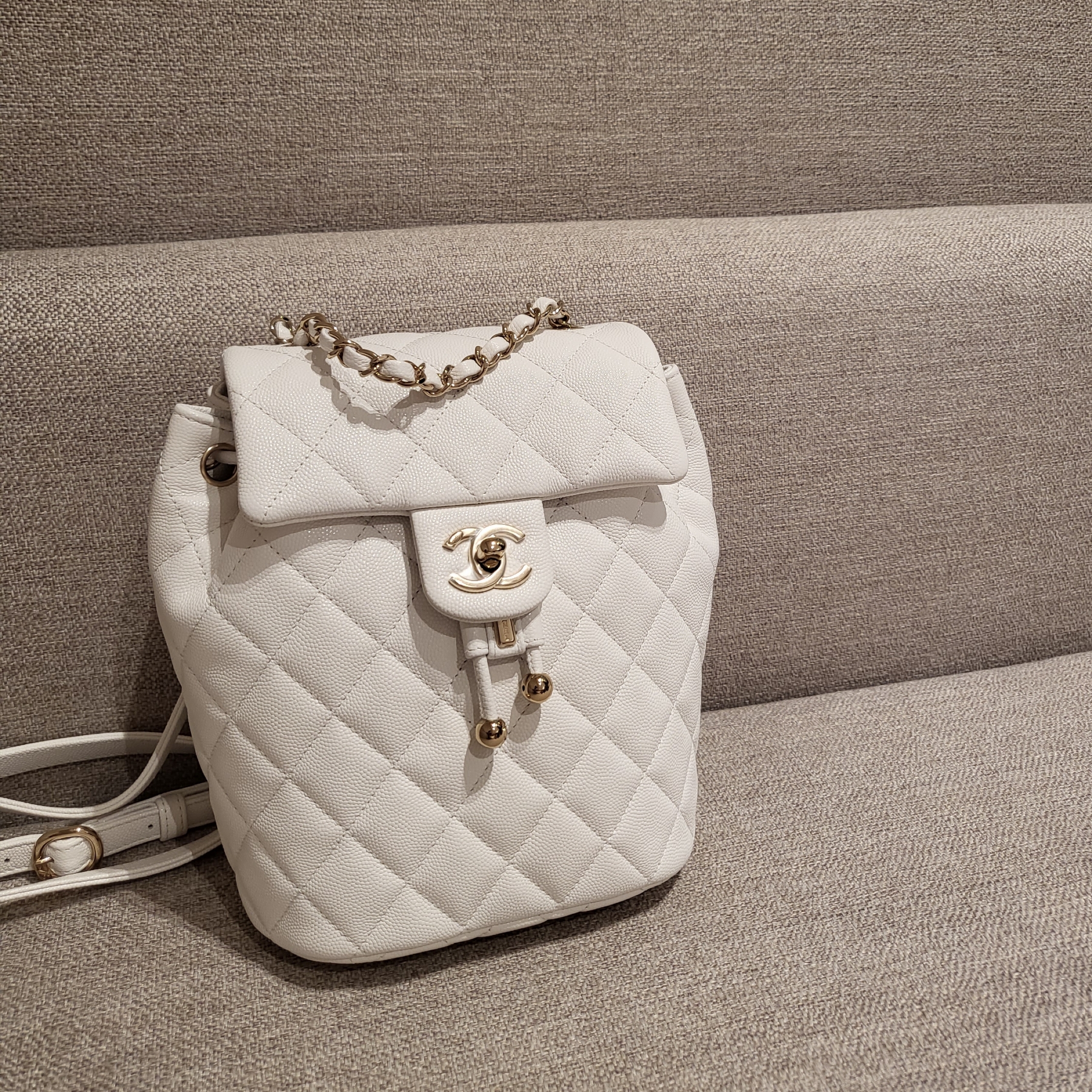 Chanel Backpack Shiny Grained Calfskin & Gold White 착용 스타일 - 3
