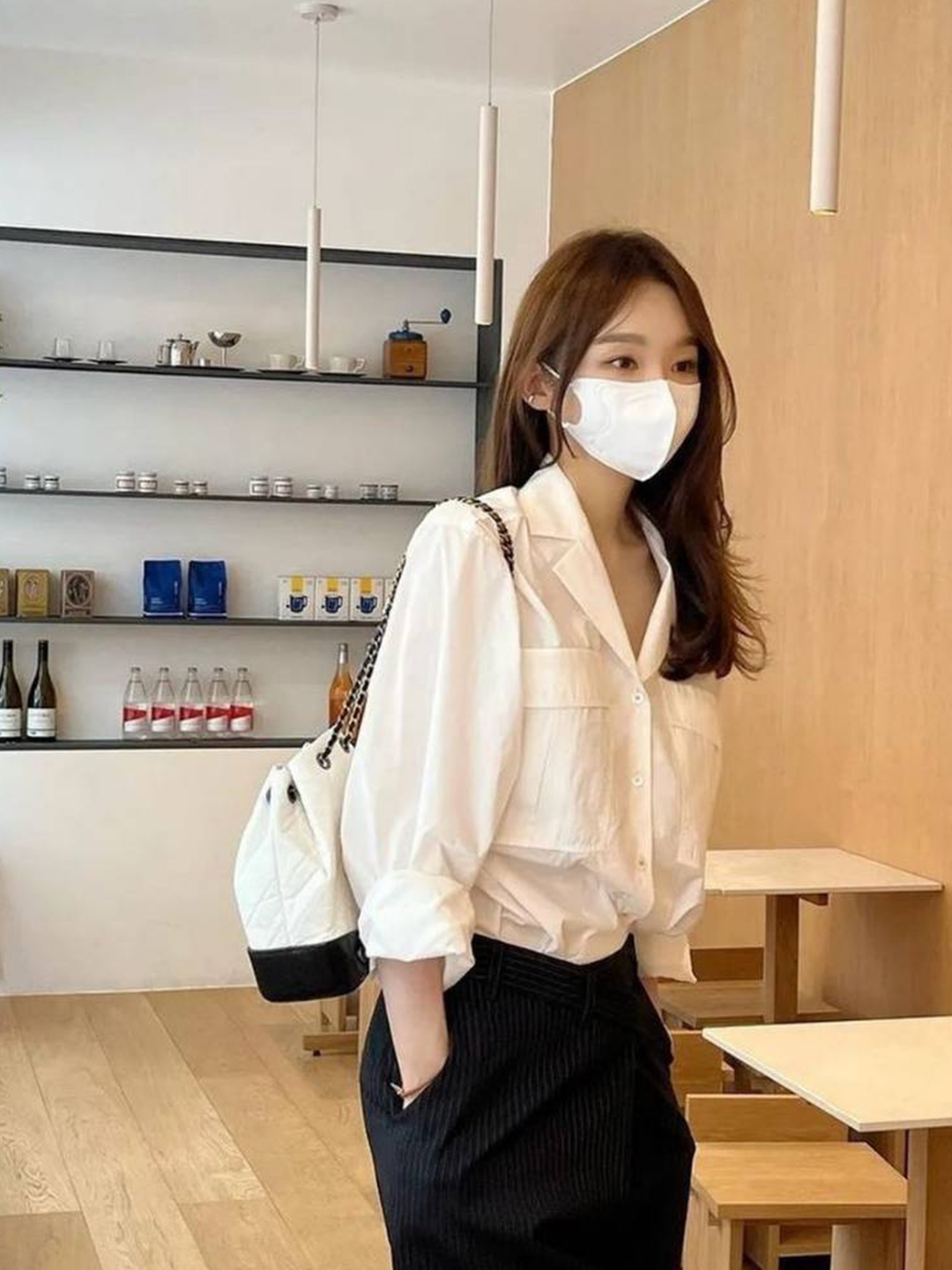 Chanel Small Gabrielle Backpack Aged Calfskin & Gold Silver White Black, Chanel Small Gabrielle Backpack Aged Calfskin & Gold Silver Beige Black 착용 스타일 - 2