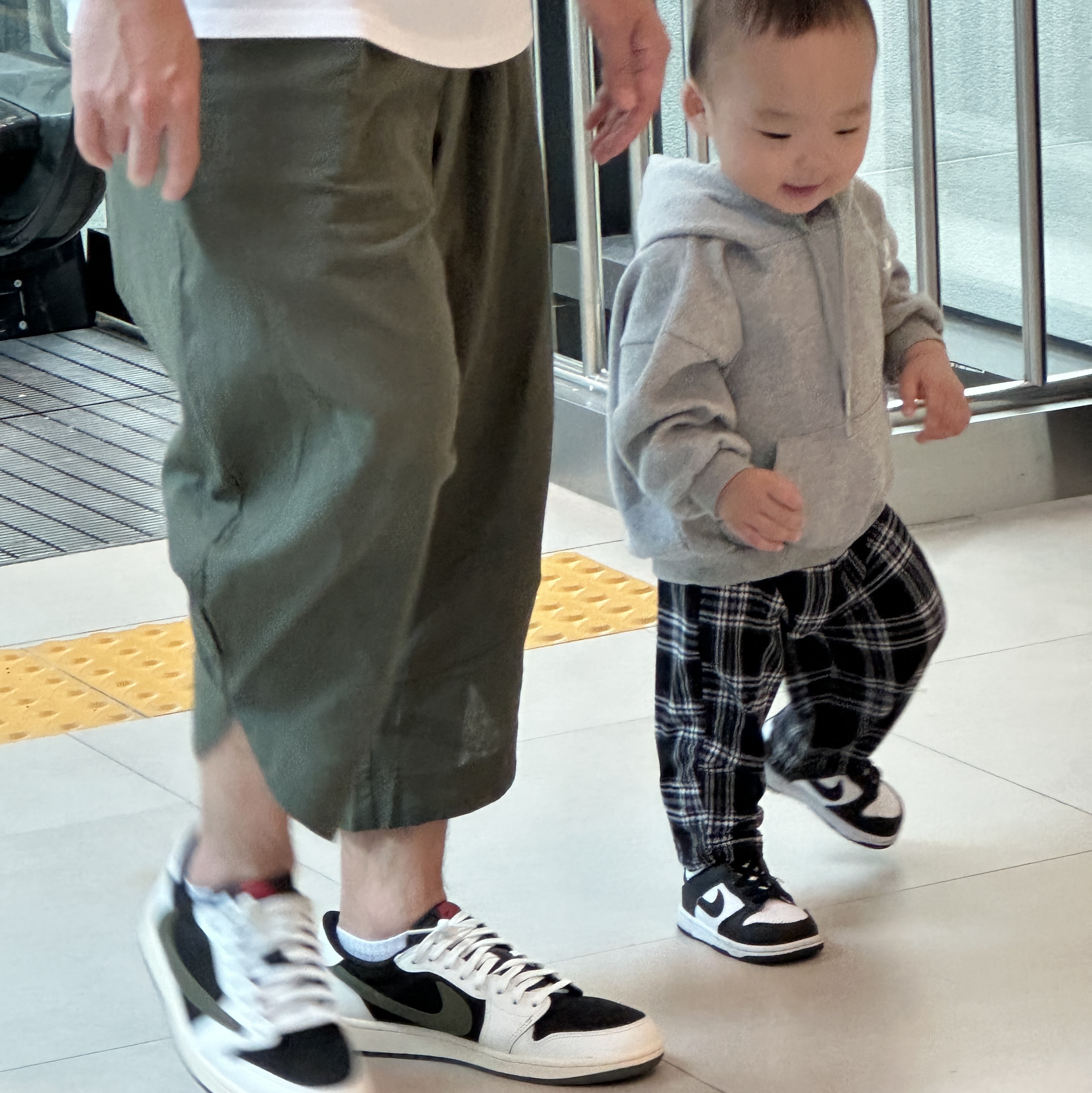 (W) Jordan 1 x Travis Scott Retro Low OG SP Medium Olive, (TD) Nike Dunk Low Black 착용 스타일