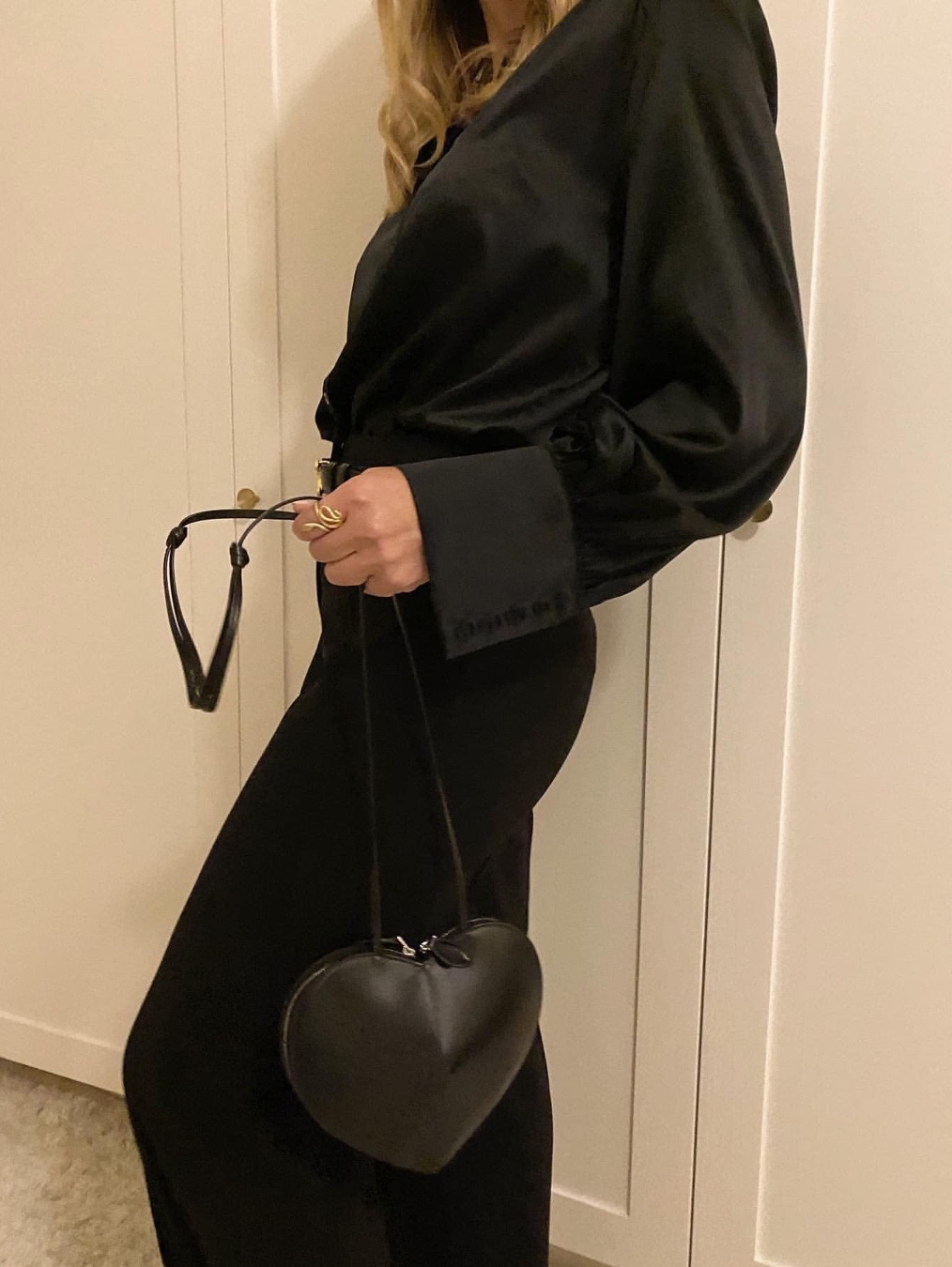 Alaia Coeur Bag in Lux Calfskin Black 착용 스타일 - 4