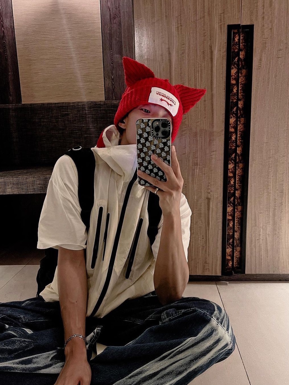 Charles Jeffrey Loverboy Chunky Ears Beanie Blue, Charles Jeffrey Loverboy Chunky Ears Mohair Beanie Red 착용 스타일 - 3