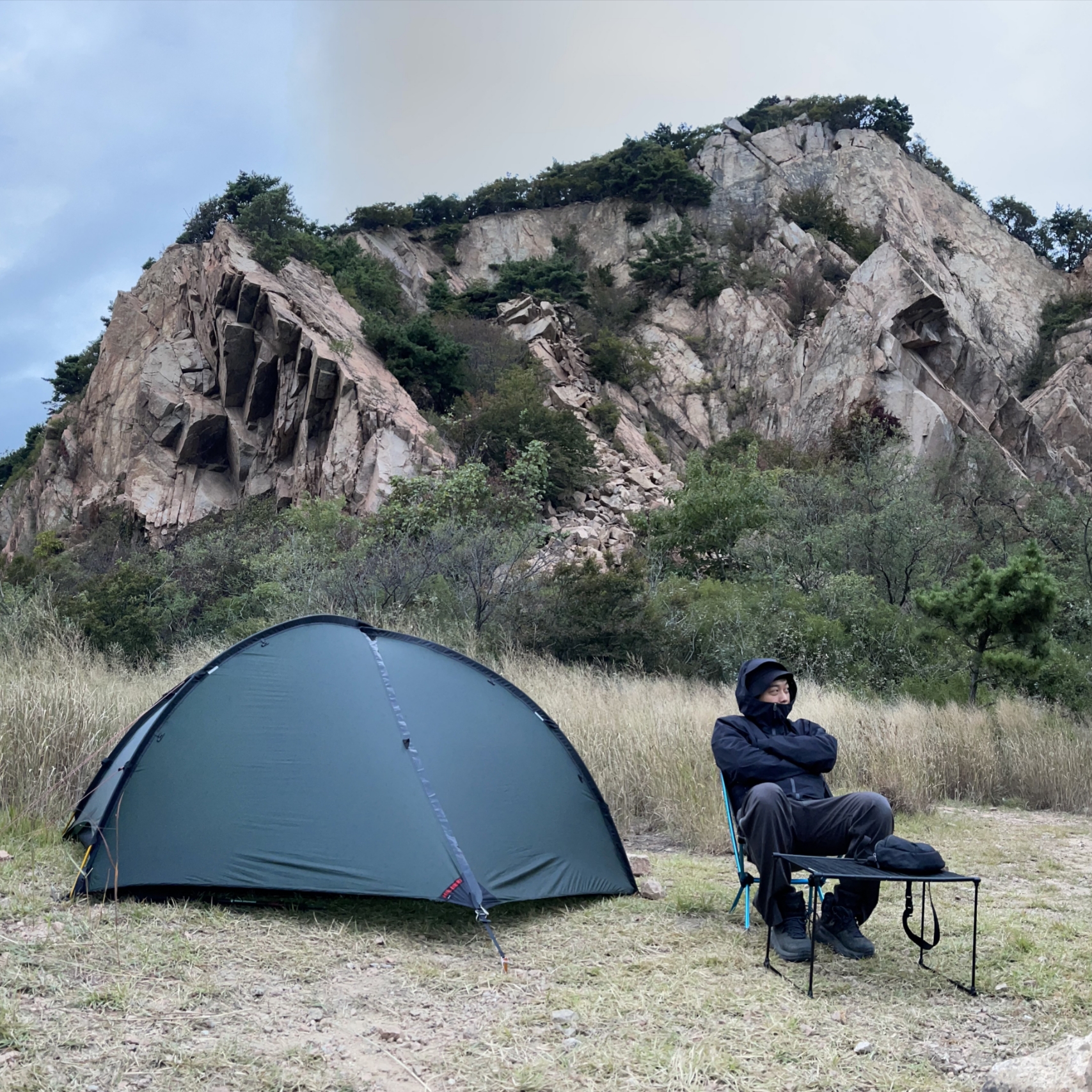 Arc'teryx Beta LT Jacket Black, Hoka Kaha 2 Gore-Tex Black 착용 스타일