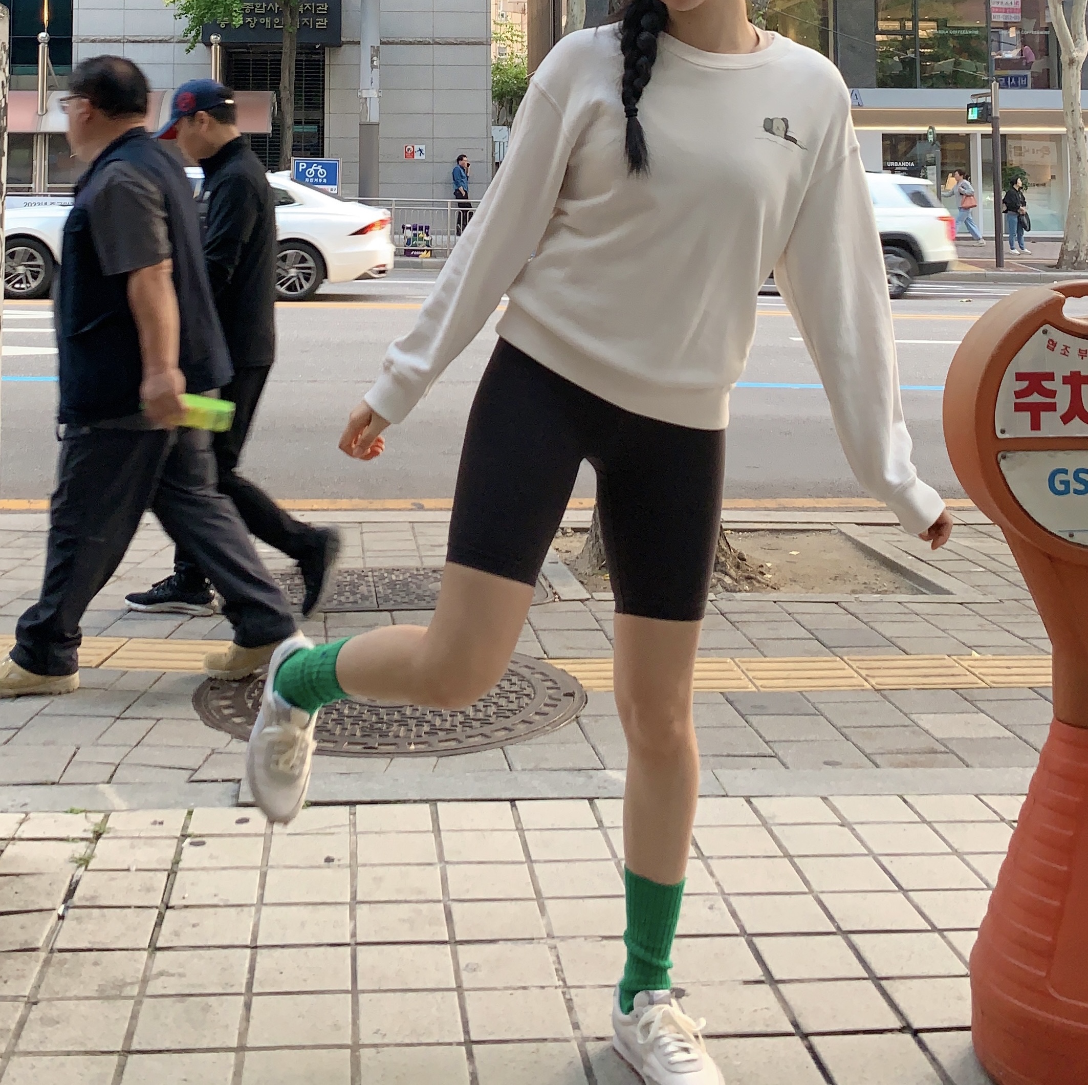 (W) Nike Daybreak Summit White, Uniqlo UT x Kaws Long Sleeve Sweatshirt Off White 착용 스타일 - 1